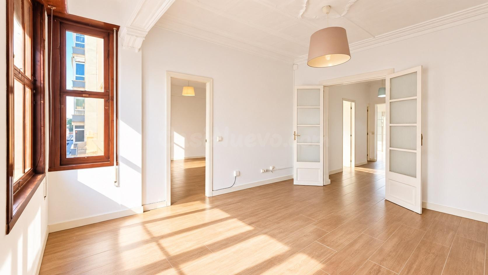 Piso con dos terrazas privadas y mucho carácter en Archiduqu - foto 2