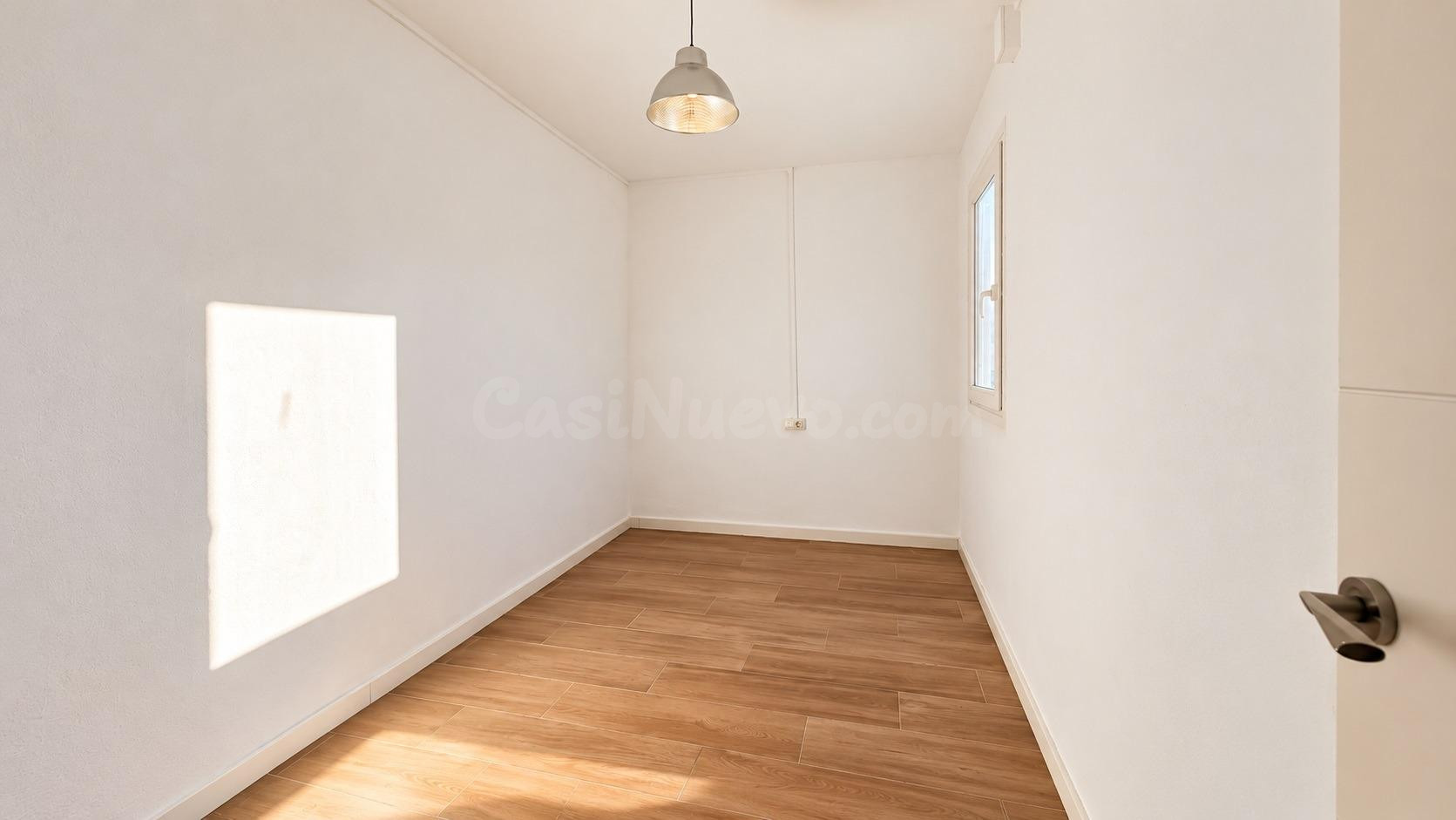 Piso con dos terrazas privadas y mucho carácter en Archiduqu - foto 4