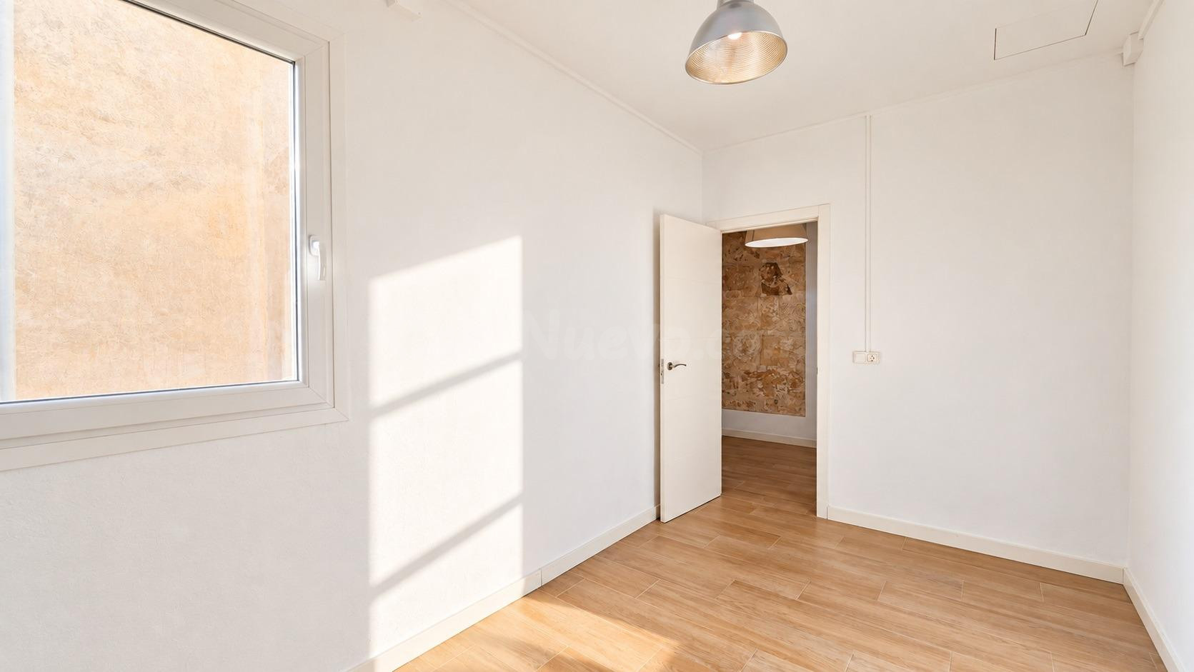 Piso con dos terrazas privadas y mucho carácter en Archiduqu - foto 5