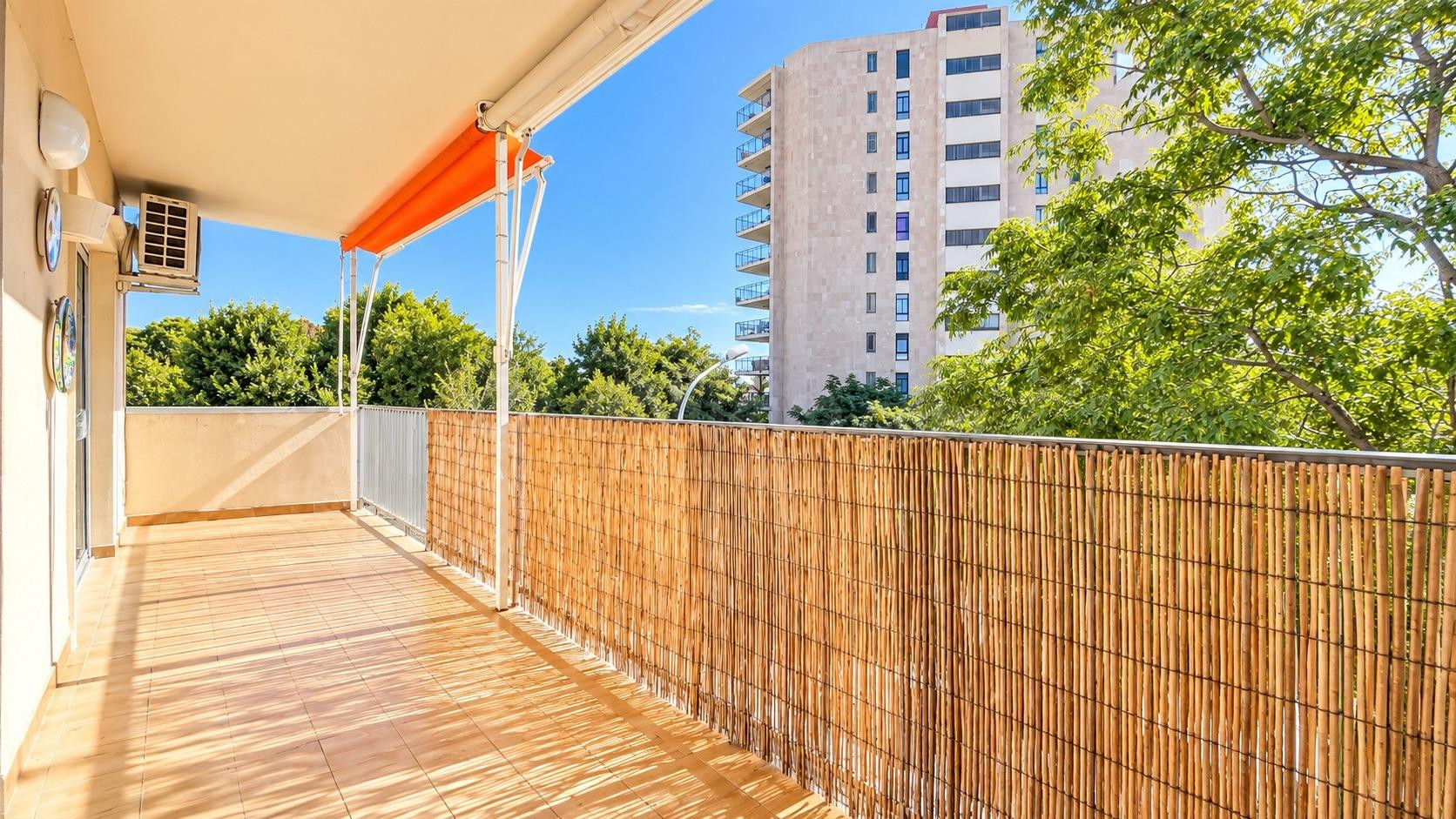 Piso con terraza en segunda línea de mar en Palmanova - foto 2