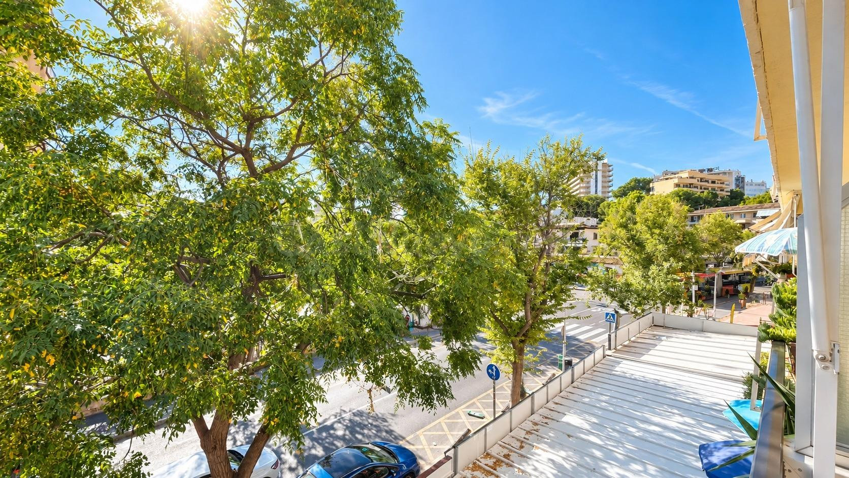 Piso con terraza en segunda línea de mar en Palmanova - foto 3