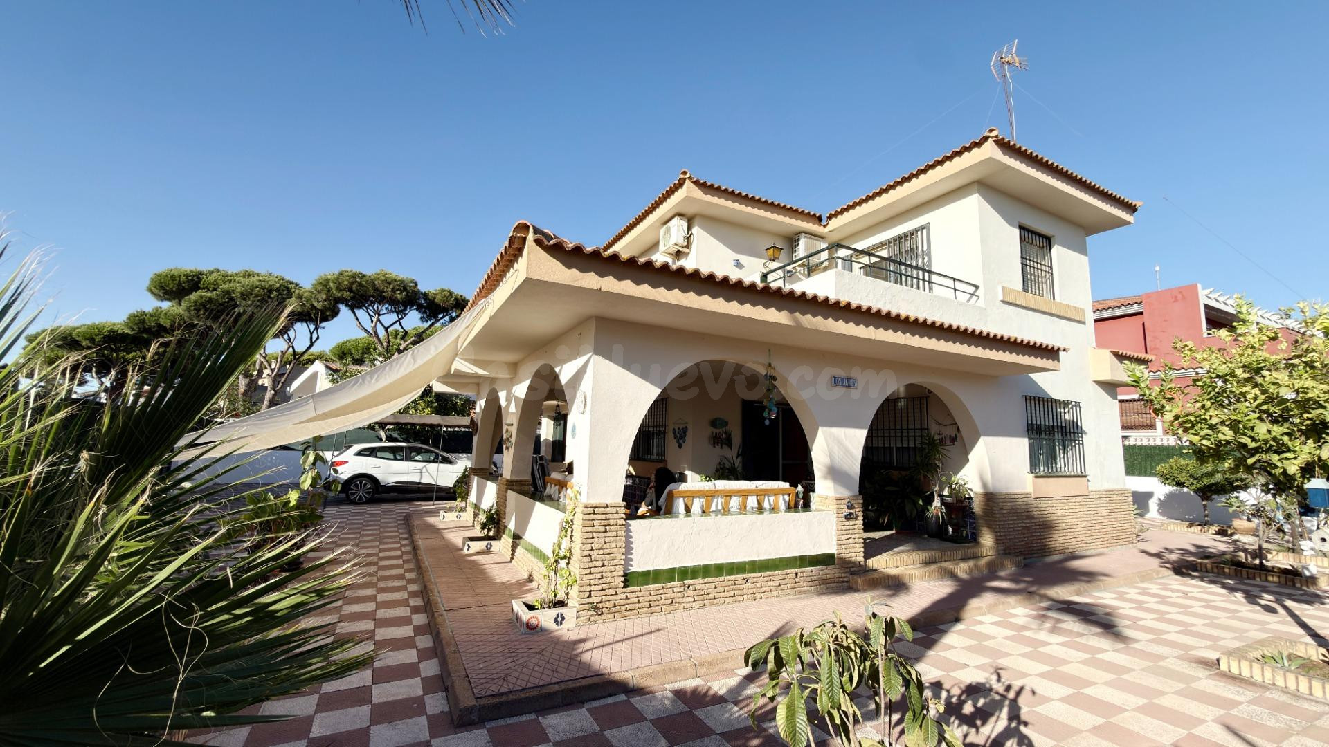 ESPECTACULAR CHALET DE ESQUINA EN URBASUR (Isla Cristina, Huelva)