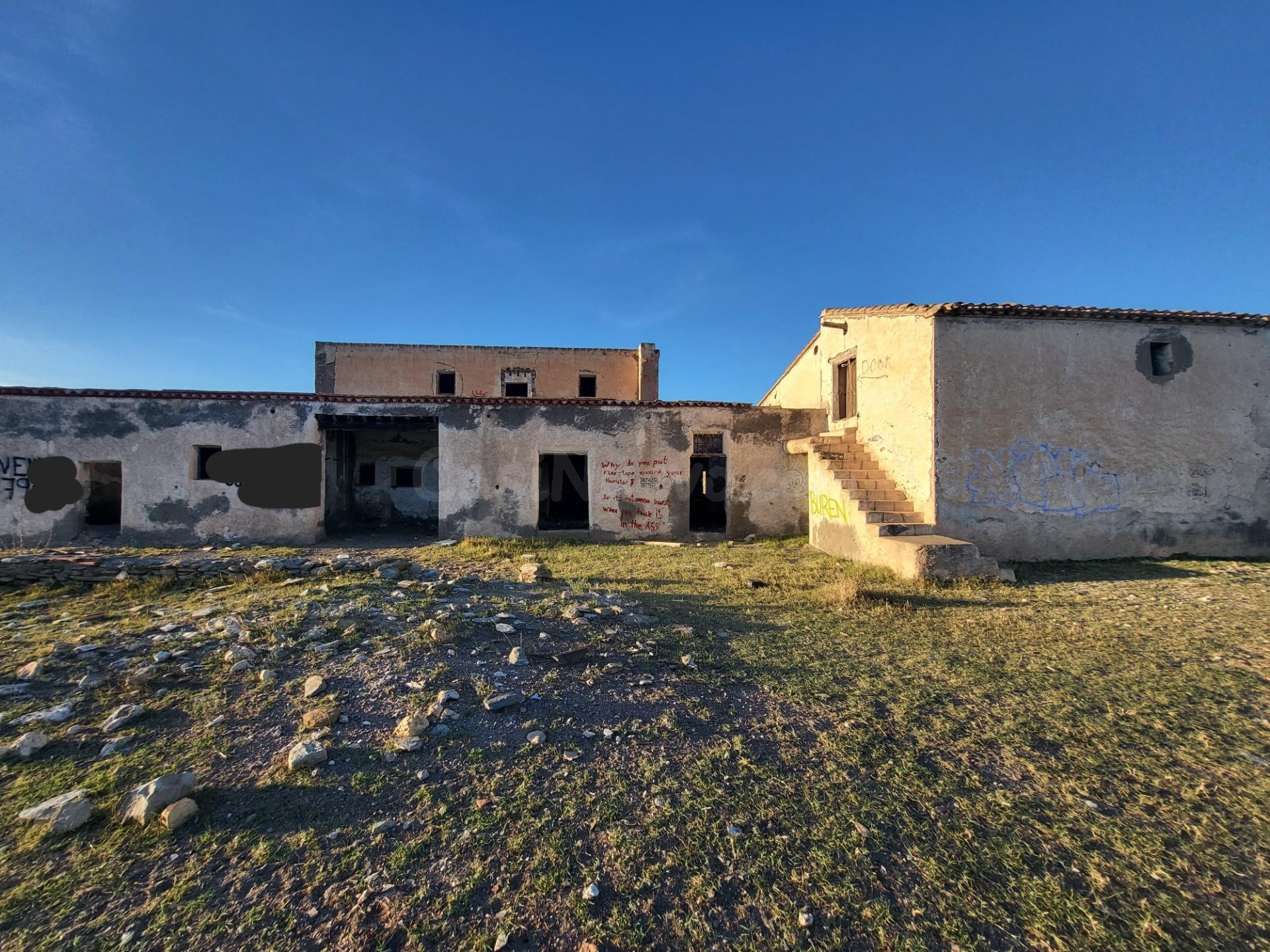 SE VENDE PARCELA EN TABERNAS CON CORTIJO PARA REFORMAR - foto 2