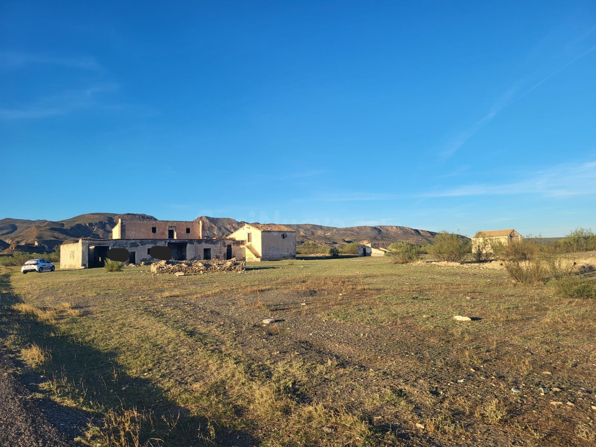 SE VENDE PARCELA EN TABERNAS CON CORTIJO PARA REFORMAR - foto 3