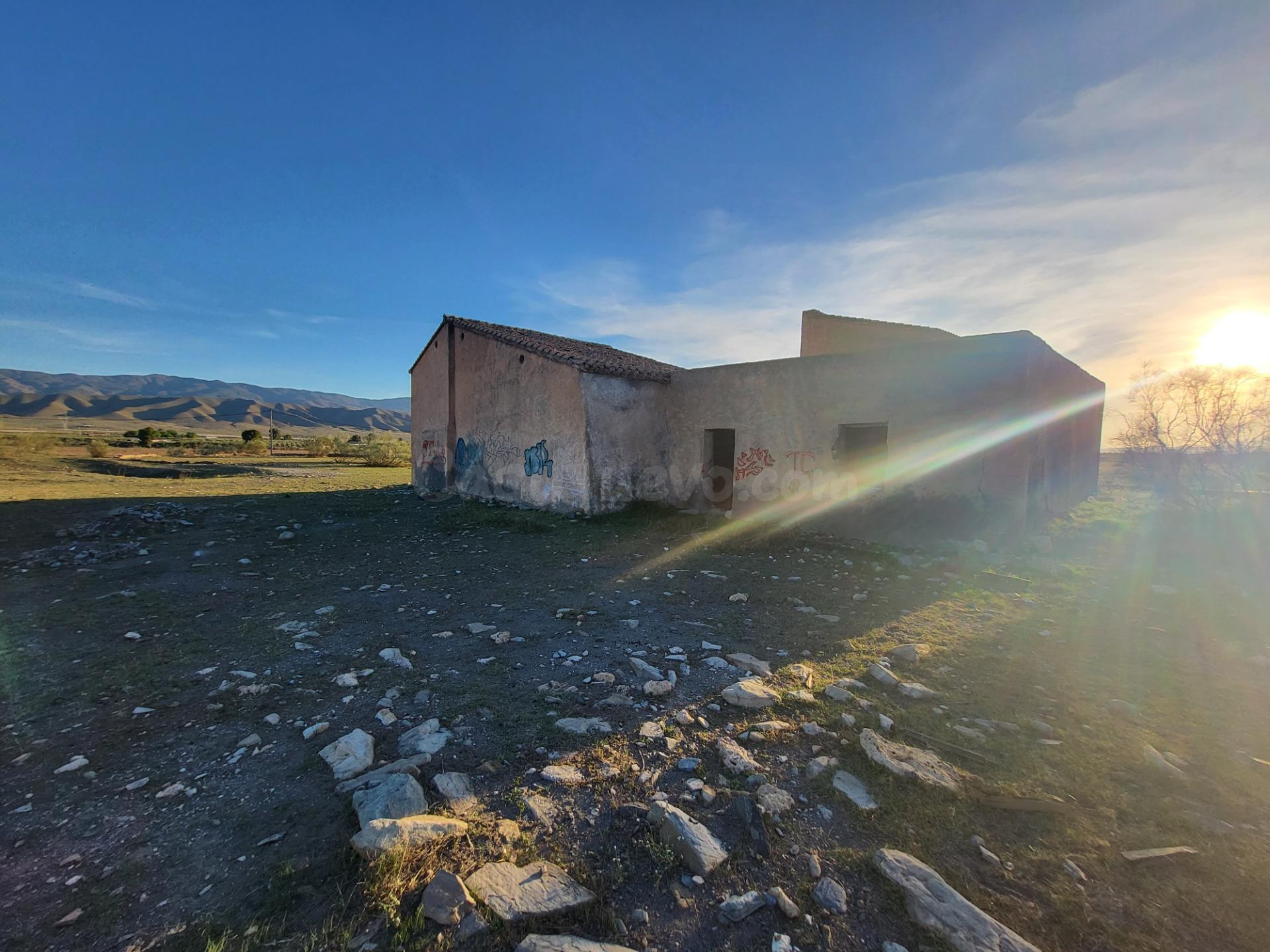 SE VENDE PARCELA EN TABERNAS CON CORTIJO PARA REFORMAR - foto 4