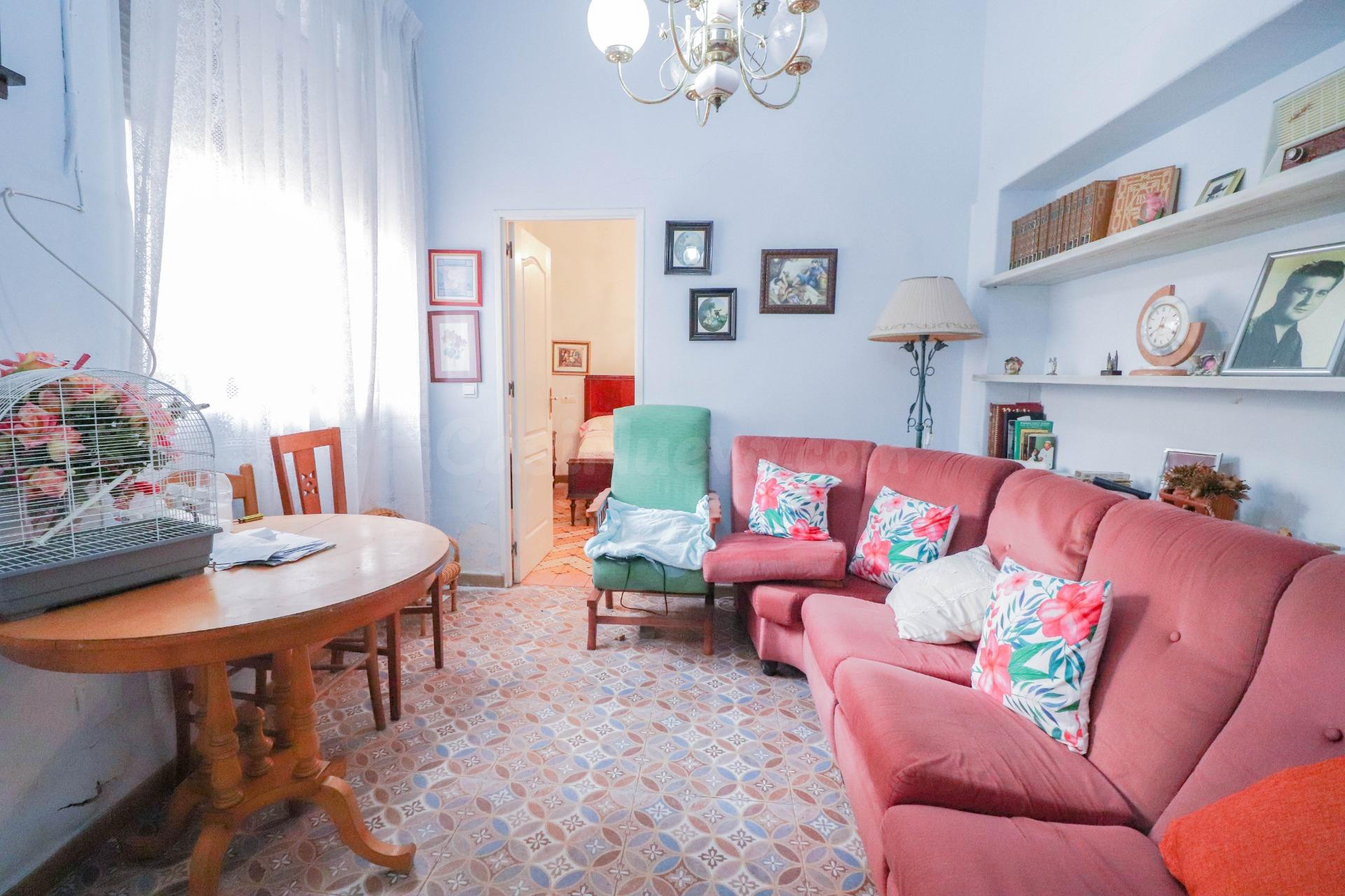 AMPLIA VIVIENDA CON LOCAL COMERCIAL EN ZONA ALCALDE MUÑOZ - foto 2
