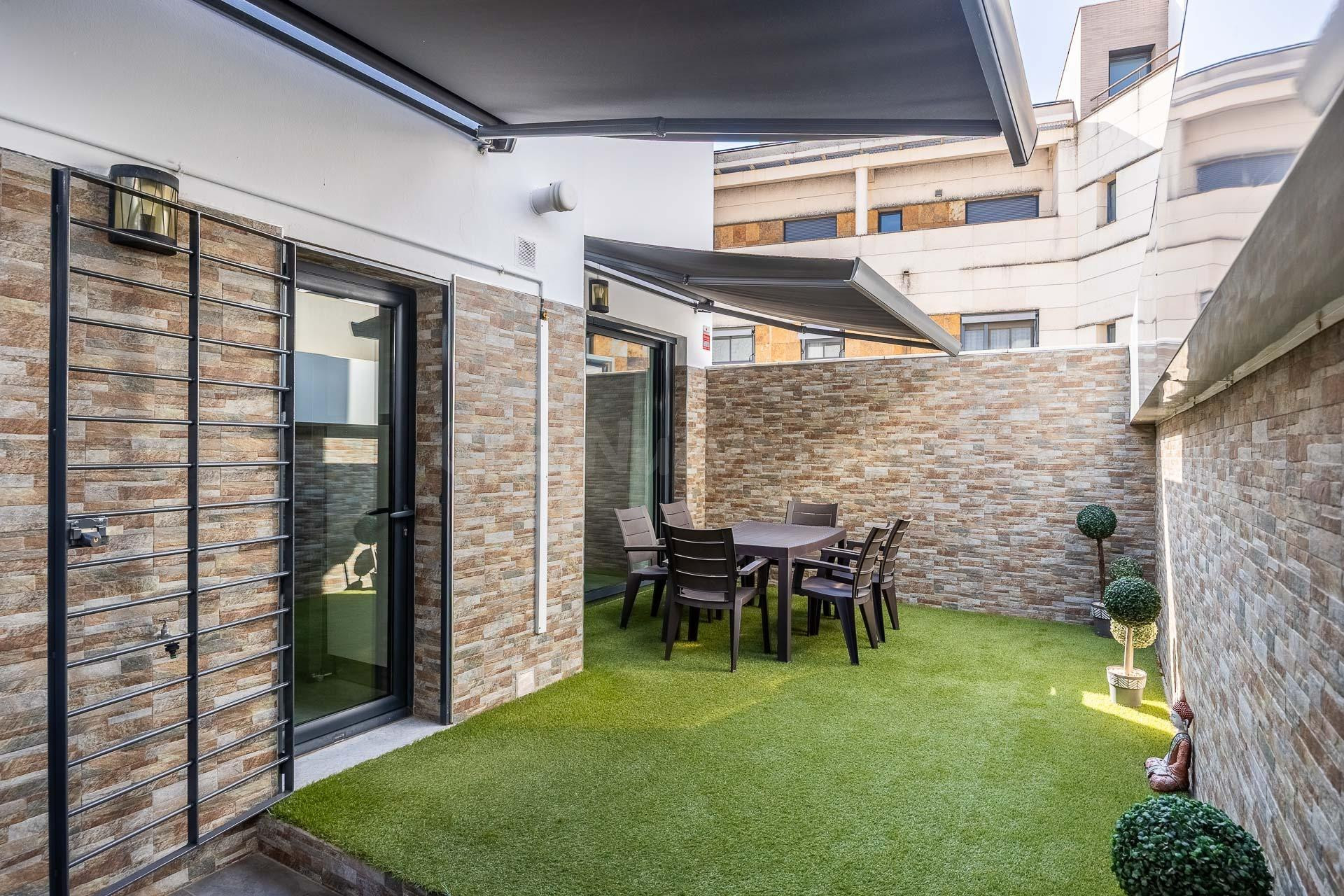 Chalet adosado de diseño en zona Av. de España - foto 2