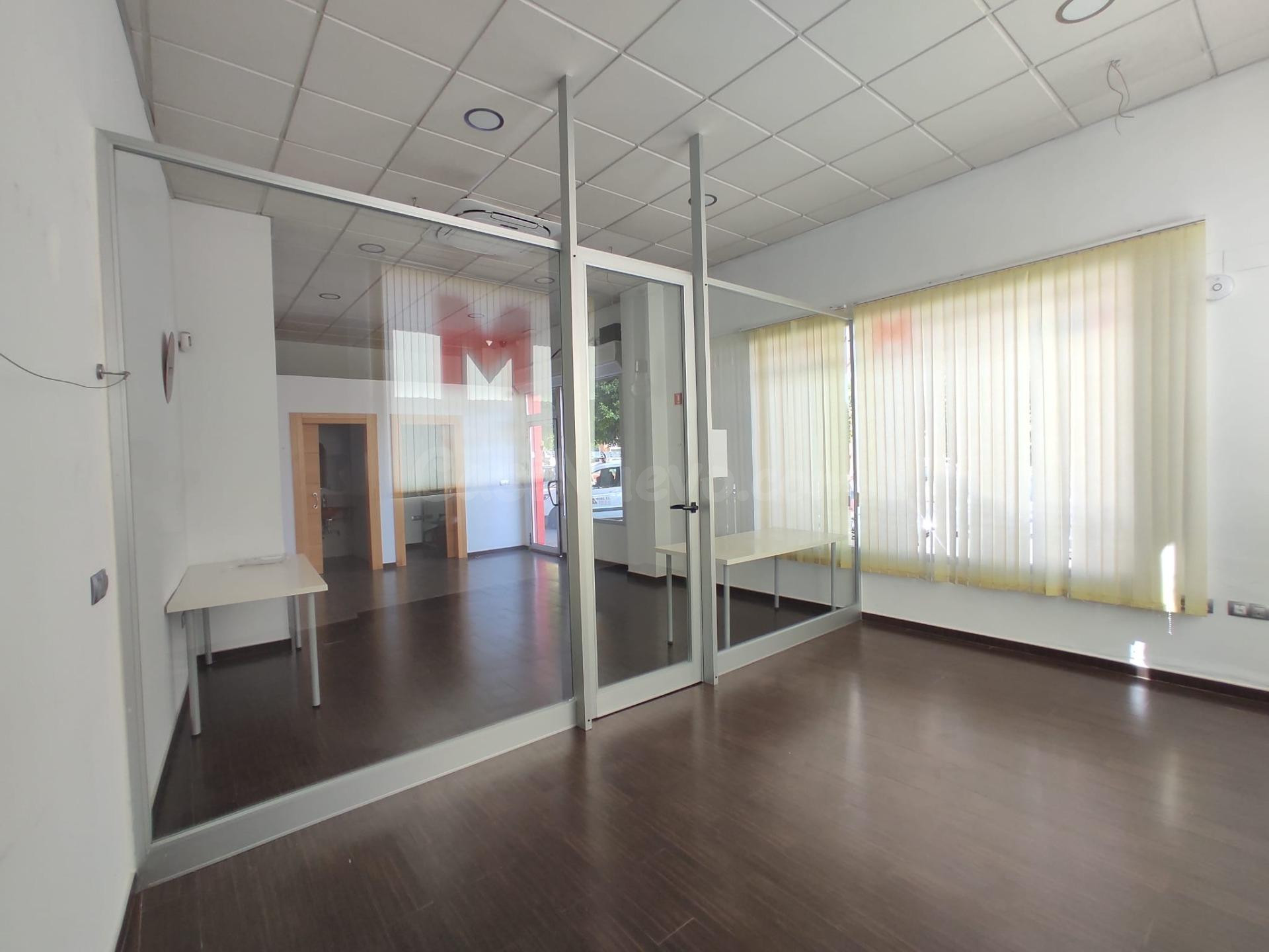 LOCAL COMERCIAL EN ALQUILER EN ARCO NORTE – ESQUINA, MUY LUM - foto 3