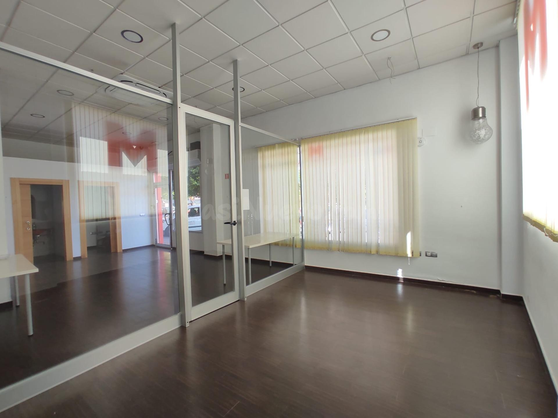 LOCAL COMERCIAL EN ALQUILER EN ARCO NORTE – ESQUINA, MUY LUM - foto 4