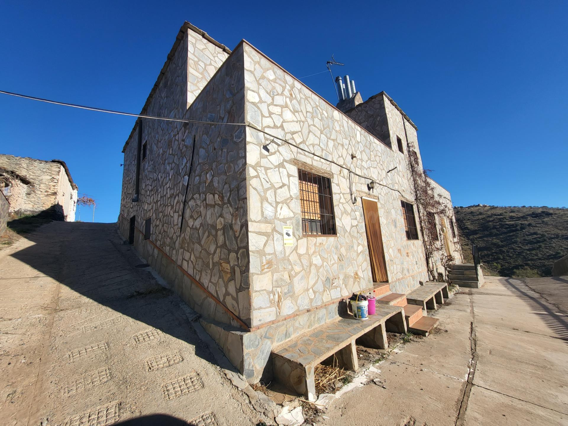 SE VENDE 2 VIVIENDAS CON 7 habitaciones Y 2 BAÑOS EN EL PARQUE DE SIERRA NEVADA