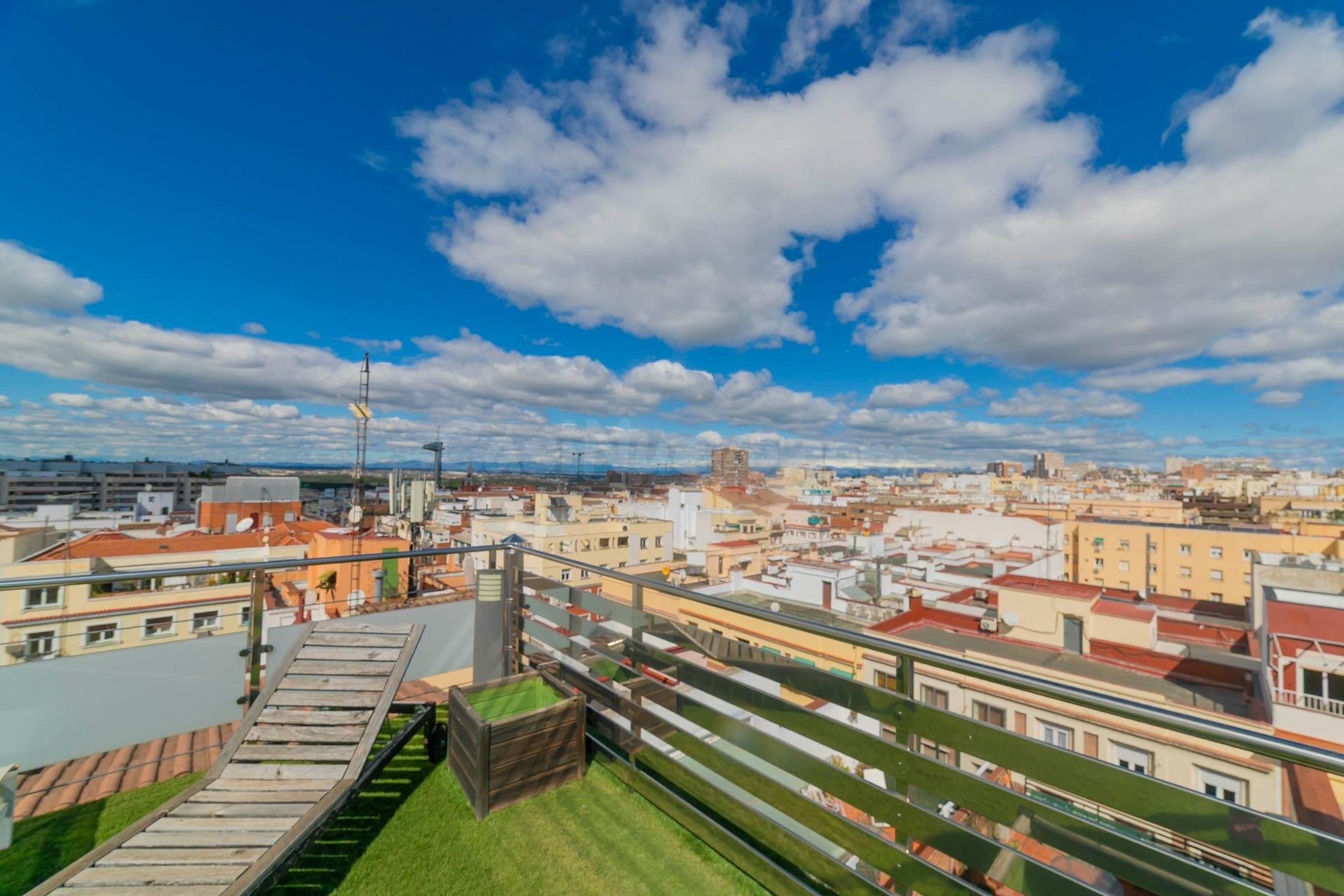 Ático dúplex exclusivo con terraza 360º en Chamberí — lujo, privacidad y vistas únicas en Madrid