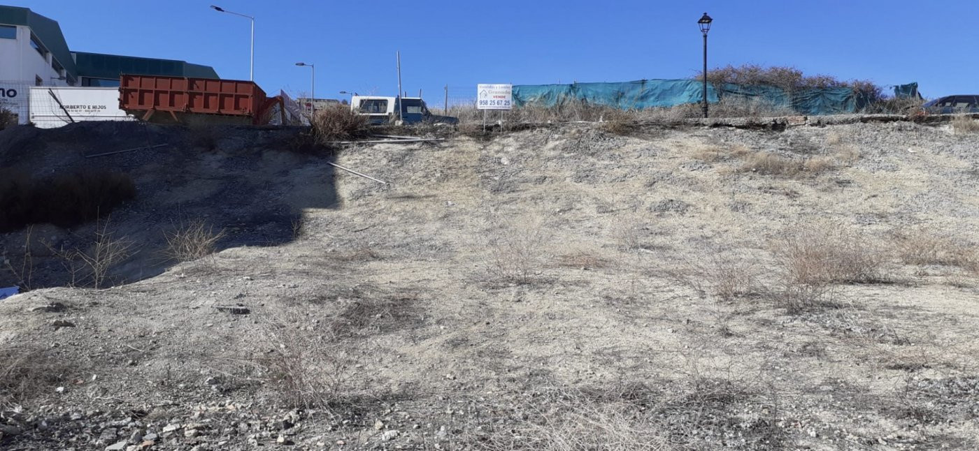 Inmejorable terreno con 2 frentes para la casa de tus sueños - foto 3