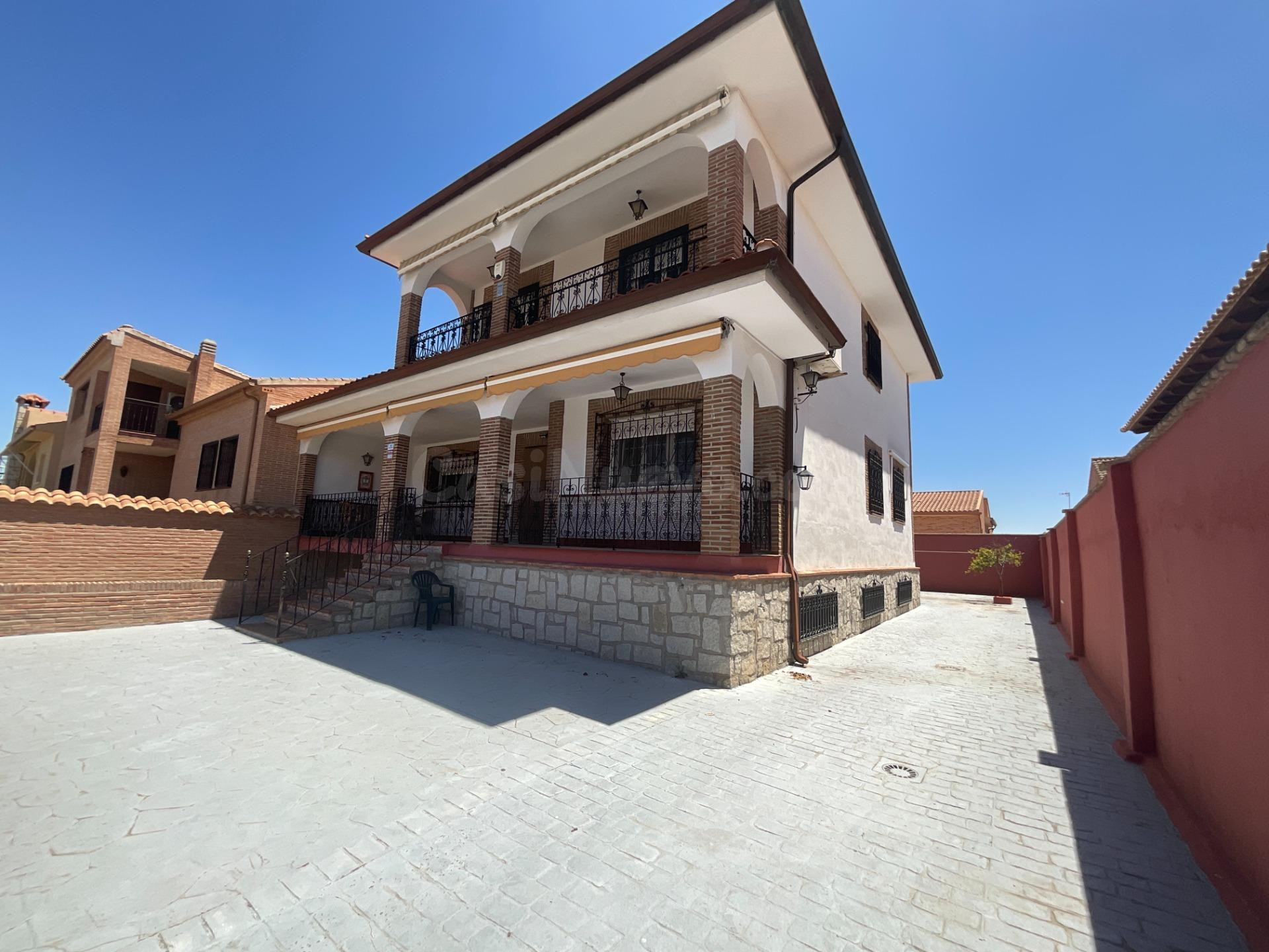 ¡Casa en Villaluenga de la Sagra por solo €379,000! ✨