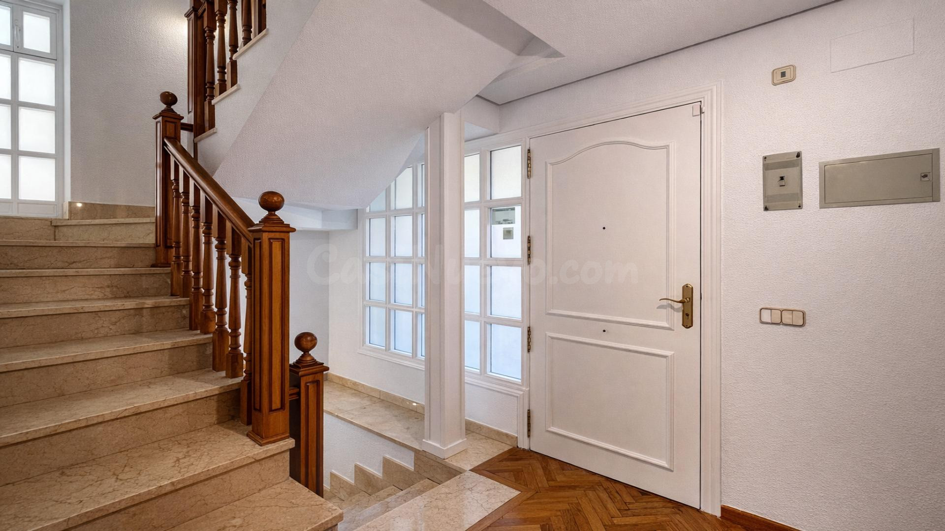 Chalet de esquina con jardín en Madrid capital | Una joya residencial en Lucero - foto 2