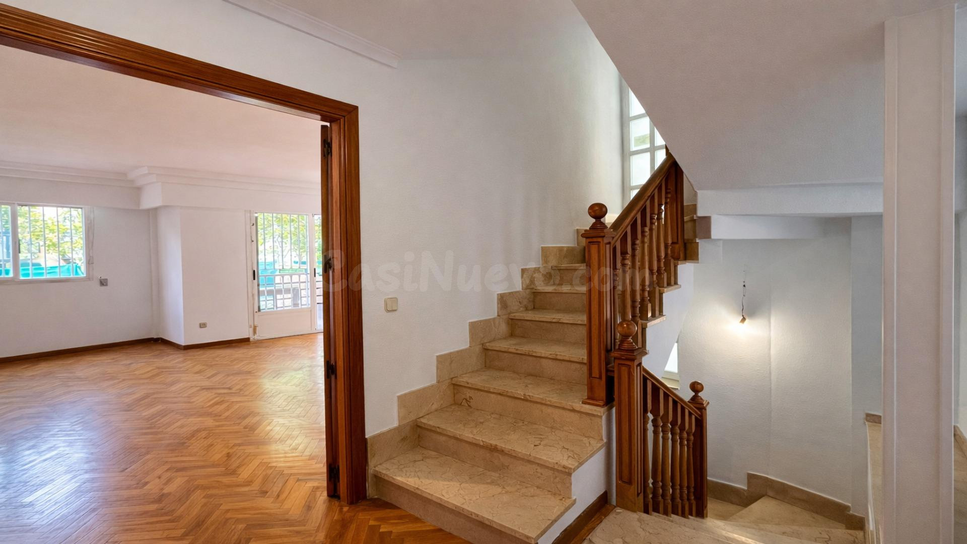 Chalet de esquina con jardín en Madrid capital | Una joya residencial en Lucero - foto 3