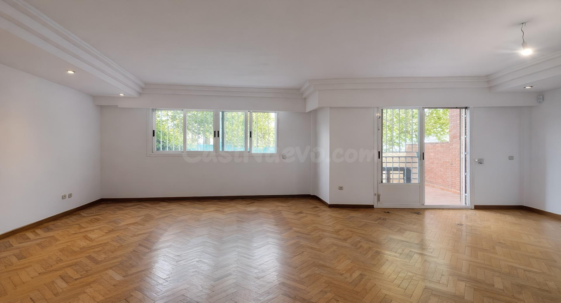 Chalet de esquina con jardín en Madrid capital | Una joya residencial en Lucero - foto 4