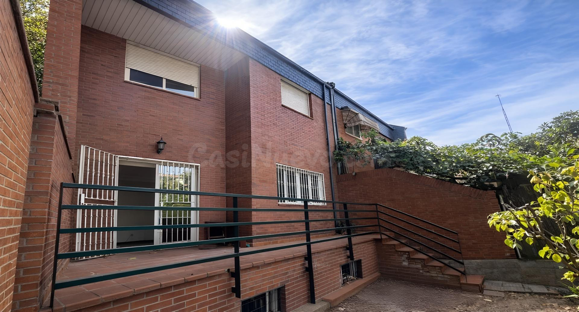 Chalet de esquina con jardín en Madrid capital | Una joya residencial en Lucero - foto 5