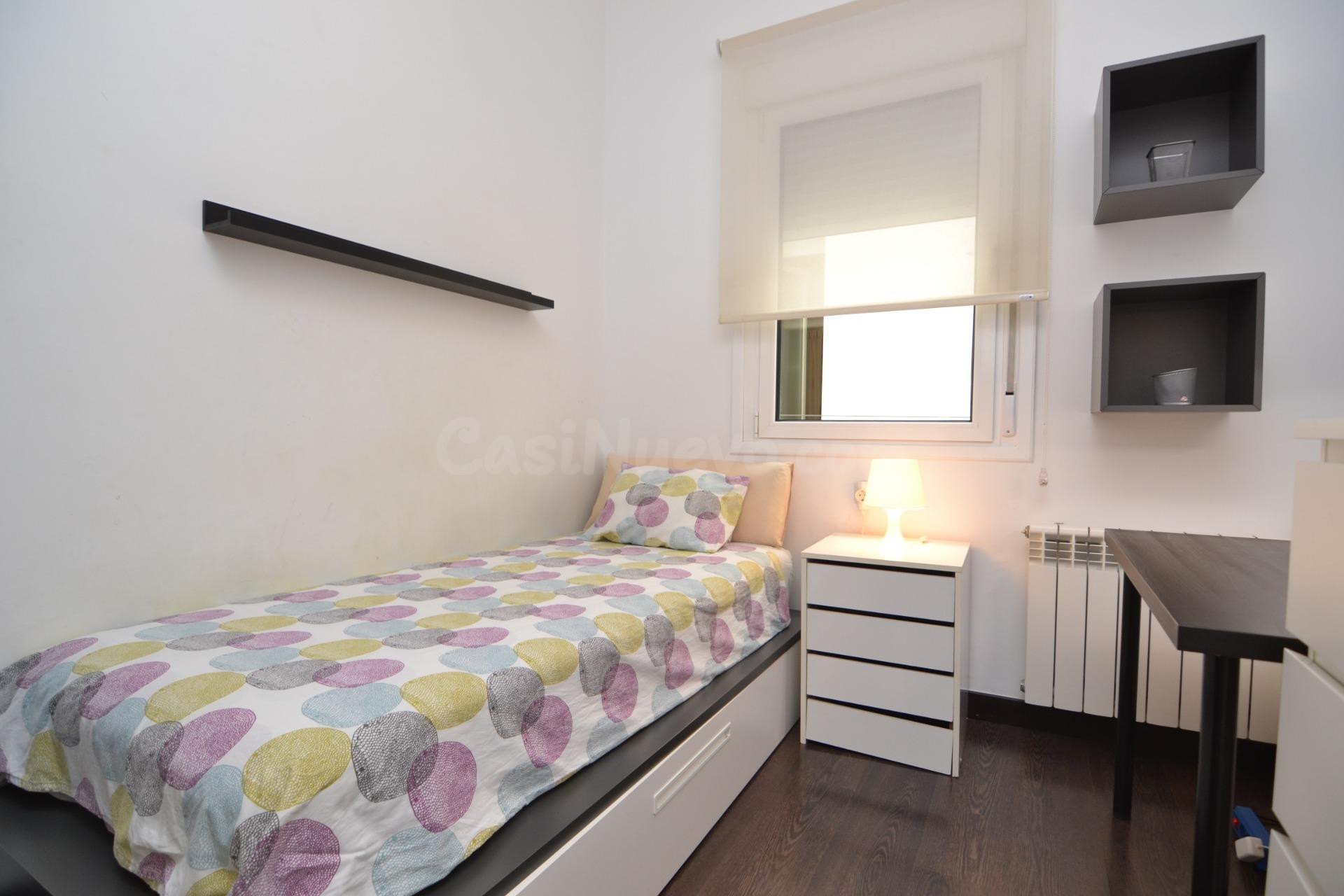 Habitación en alquiler en  Calle Escosura  / Piso  a compartir, luminoso y totalmente amueblado
