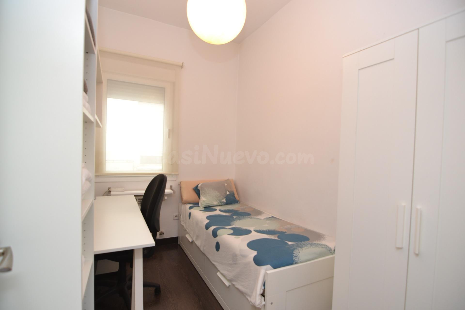 Habitación en alquiler en  Calle Escosura  / Piso  a compartir, luminoso y totalmente amueblado