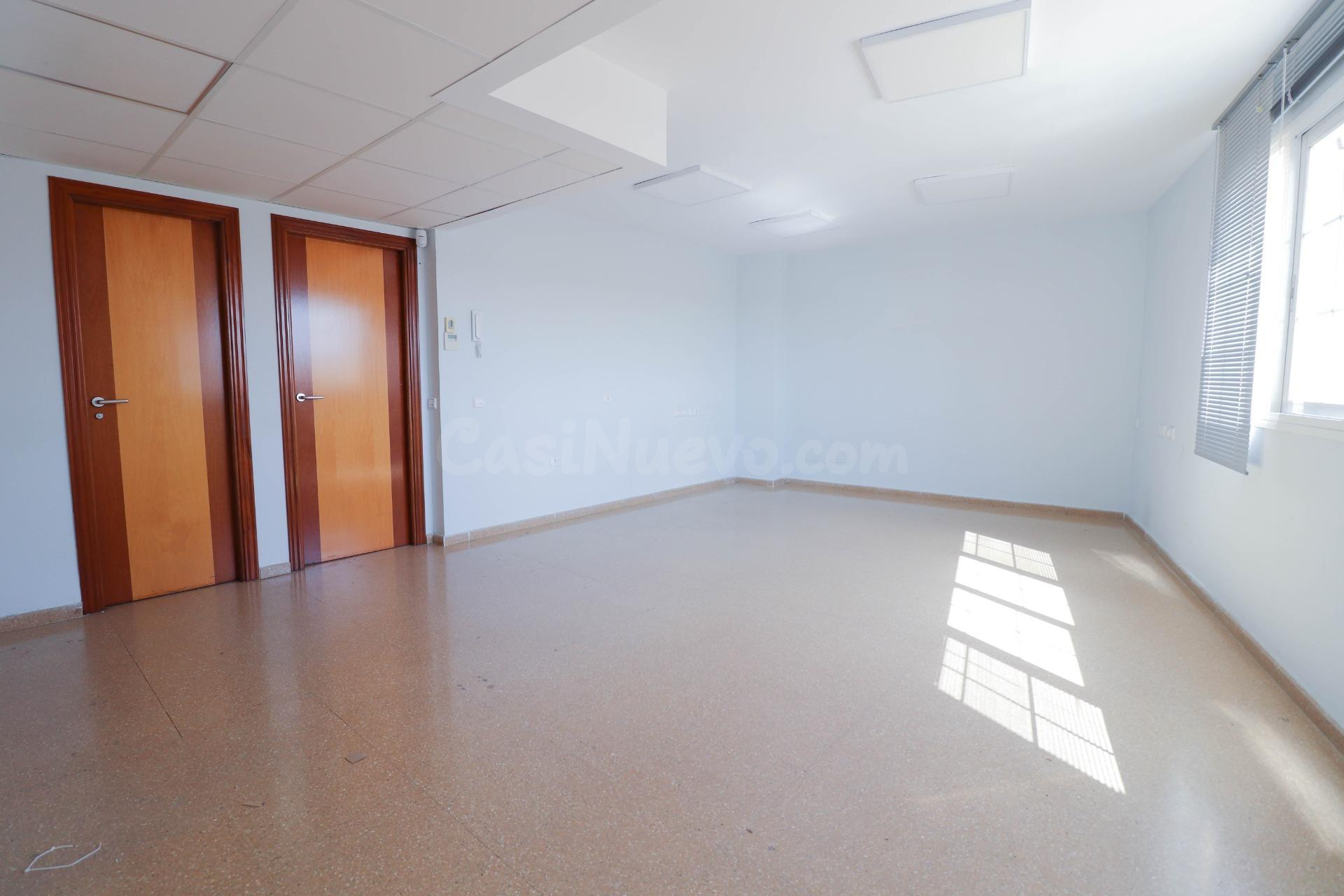 SE ALQUILA CON OPCIÓN A COMPRA AMPLIA OFICINA EN VILLA INÉS  - foto 2