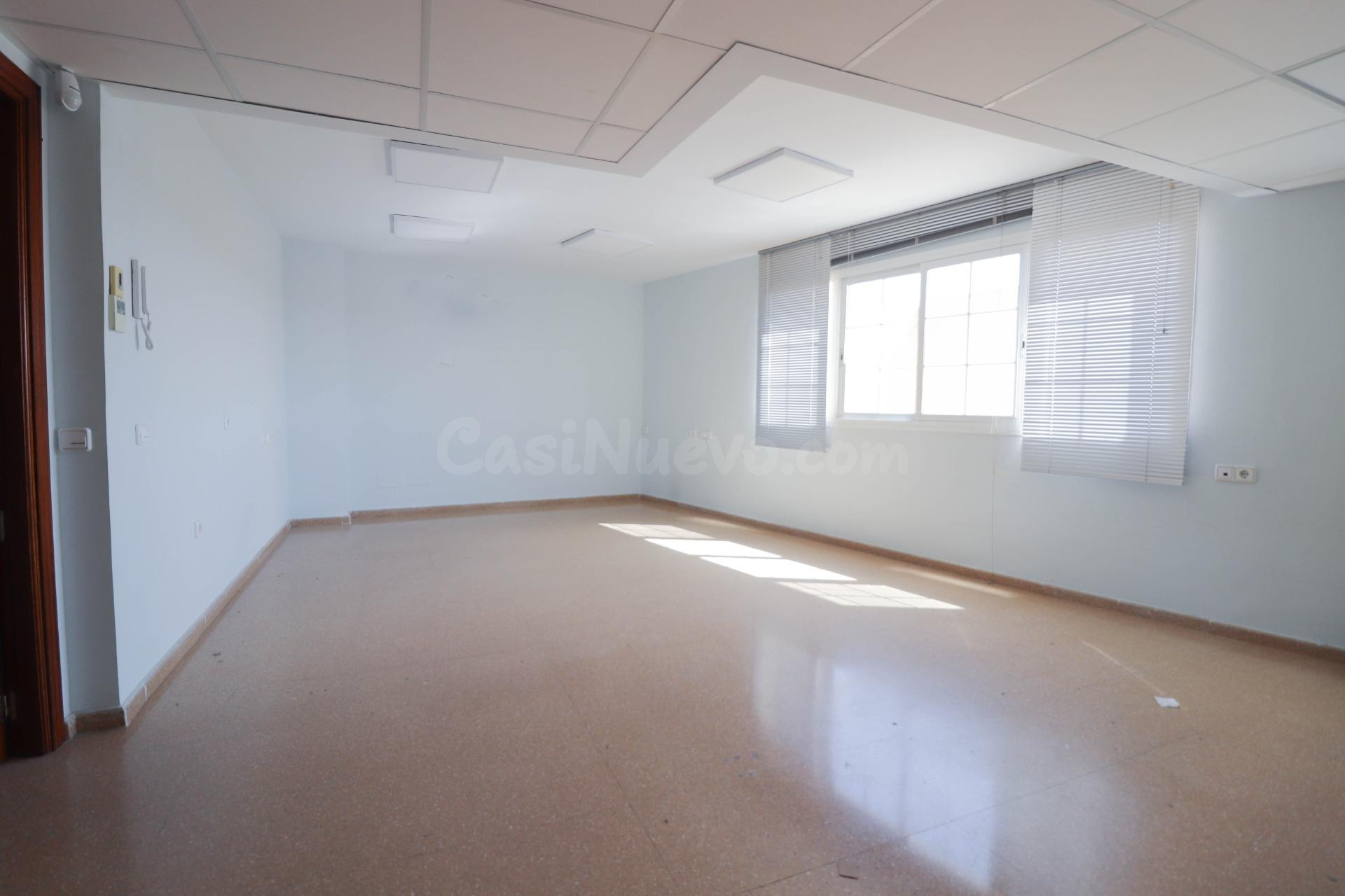 SE ALQUILA CON OPCIÓN A COMPRA AMPLIA OFICINA EN VILLA INÉS  - foto 4