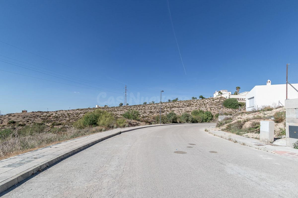 SOLAR URBANO EN ALTOS DE LA ZUBIA CON MAGNÍFICAS VISTAS