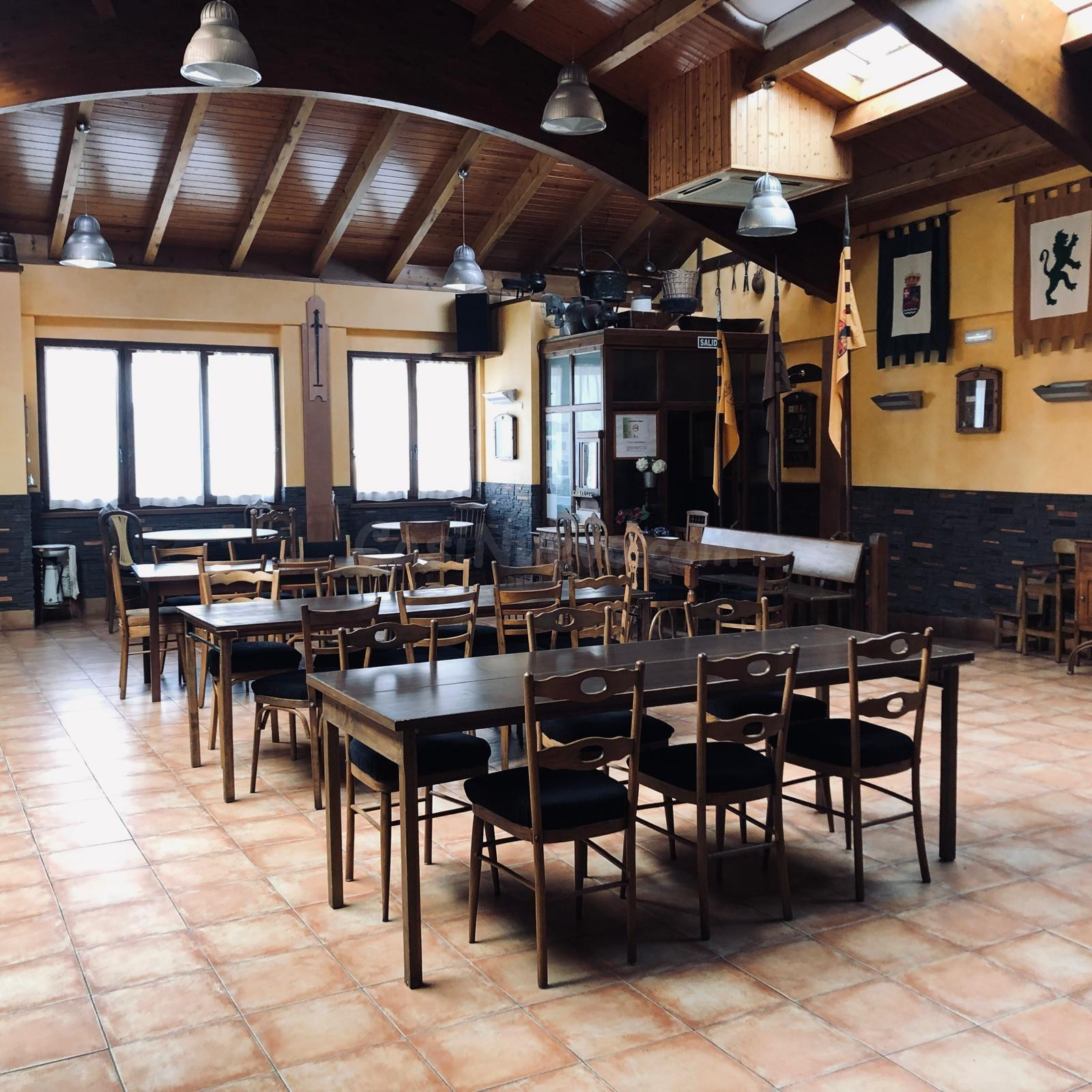 Restaurante Cafetería con Dos Viviendas para Explotar como Alojamiento en Pleno Camino de Santiago - foto 2