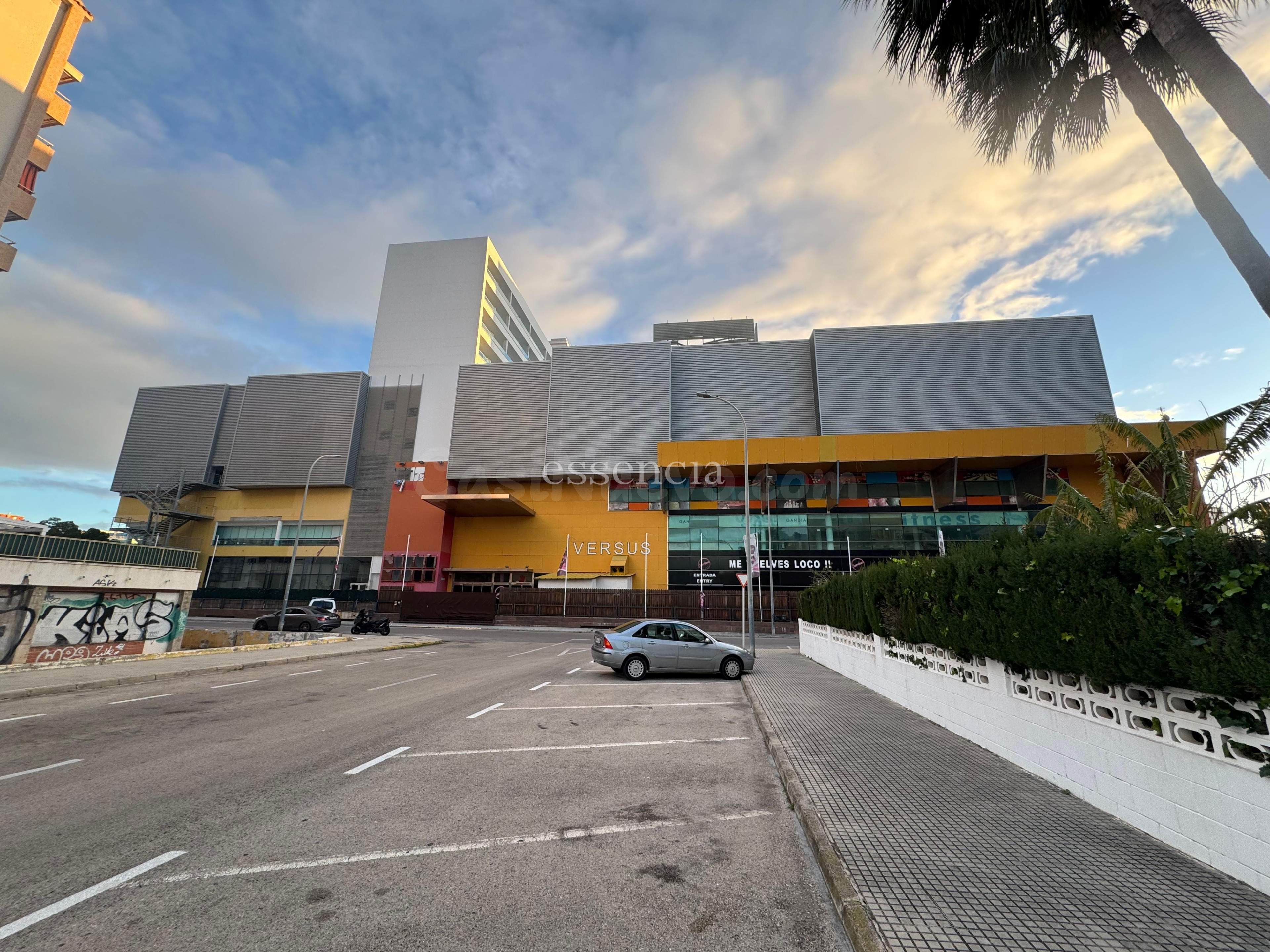 OPORTUNIDAD DE INVERSIÓN EN PLAYA DE GANDÍA. Edificio comerc
