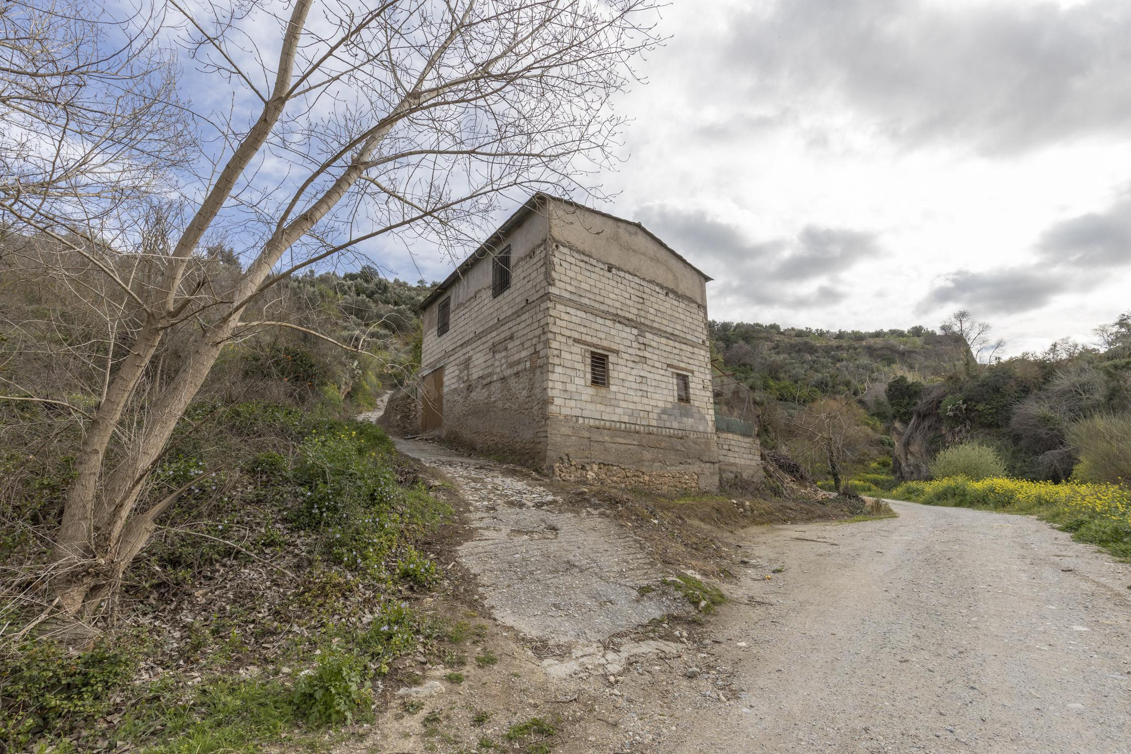 PARCELA CON NAVE DE APEROS EN PLENO VALLE DE LECRÍN