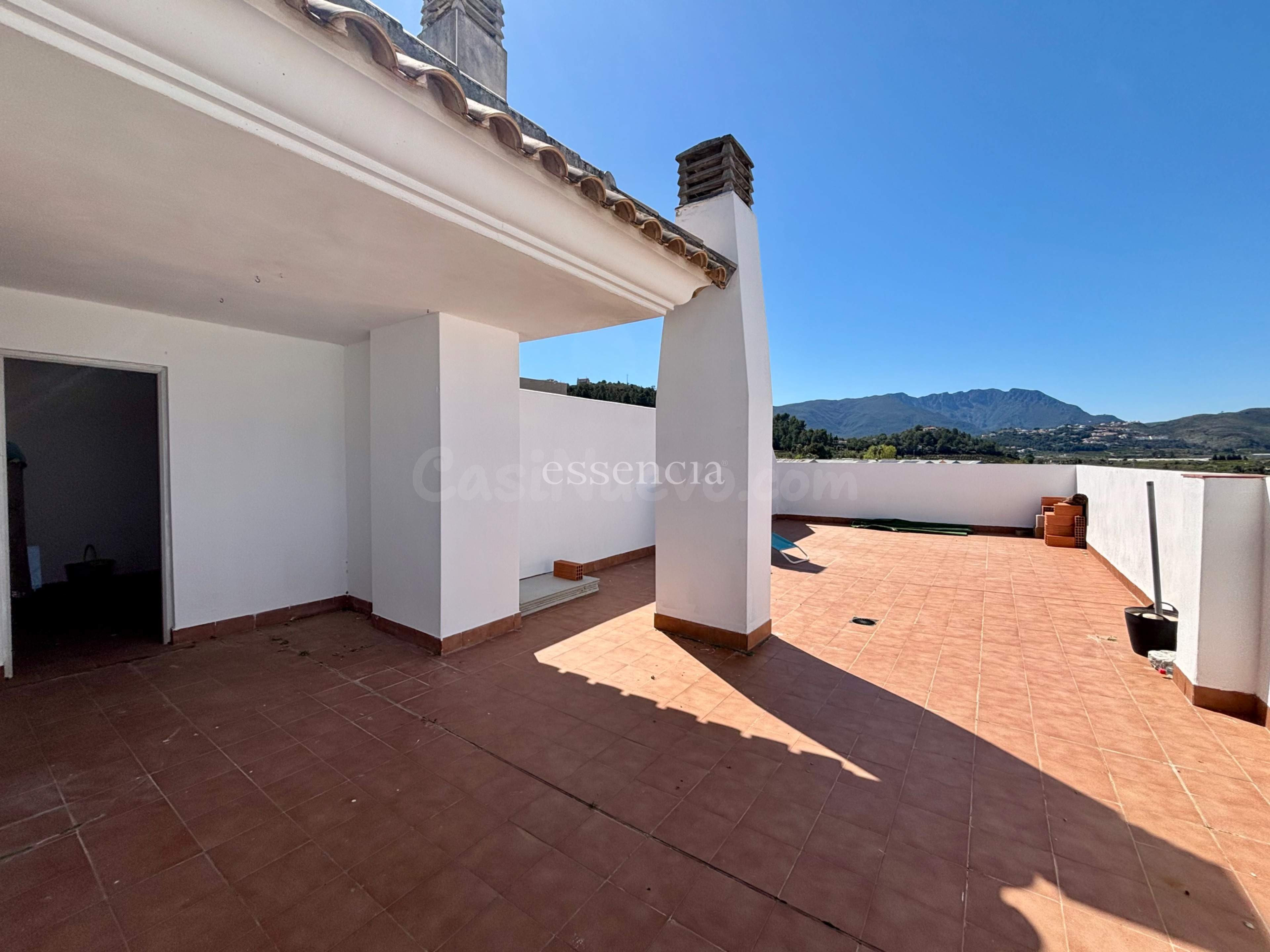Atico duplex en Potries con amplia terraza garaje y trastero - foto 2