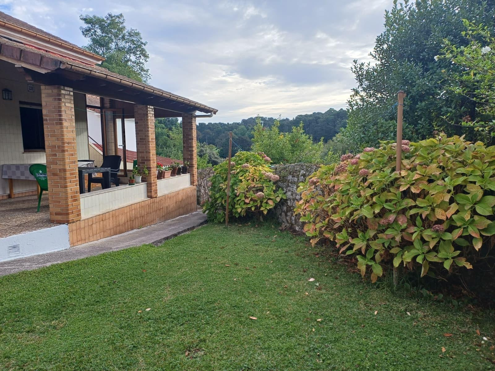 ALQUILO CASA EN PEDREÑA CON JARDÍN Y TERRAZA