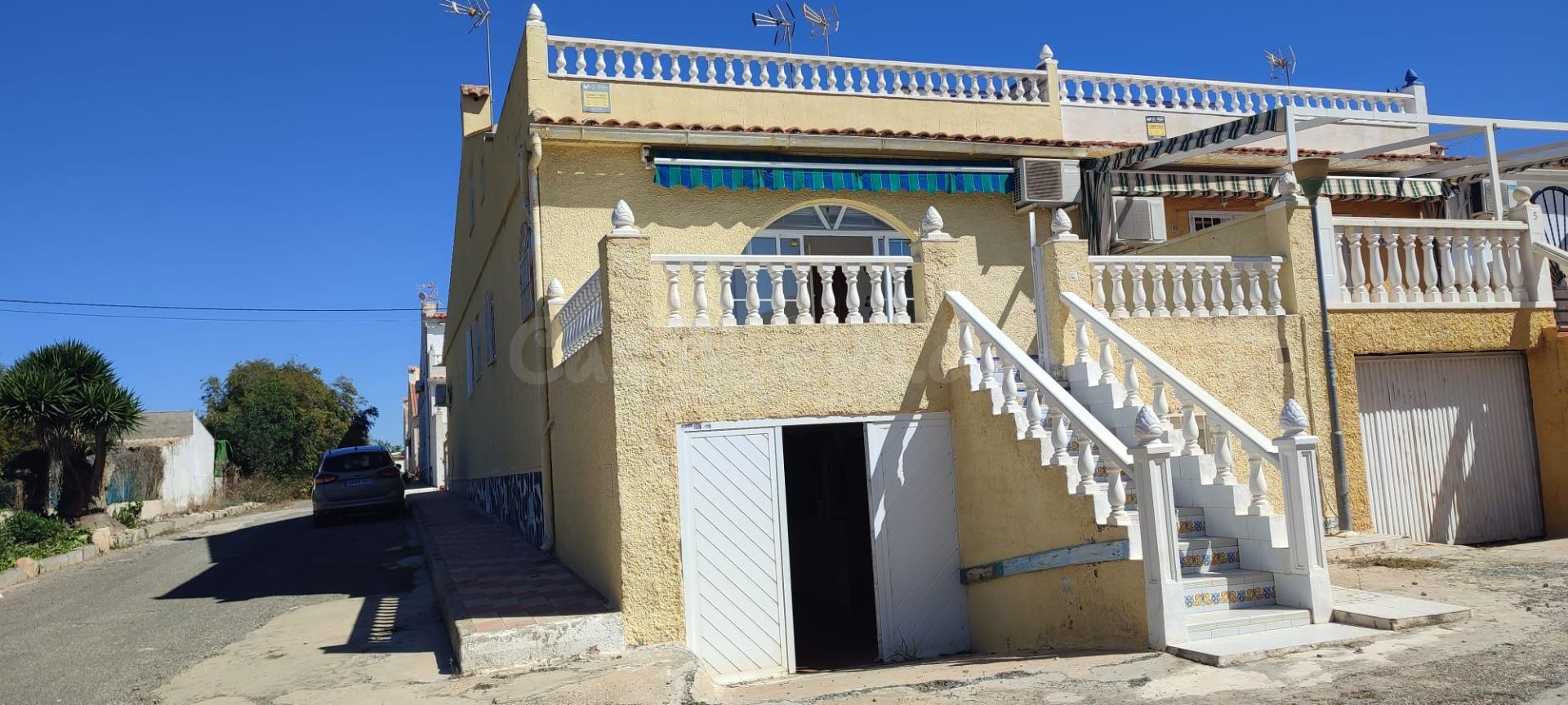 DÚPLEX EN ESQUINA DE 4 DORMITORIOS Y 3 BAÑOS