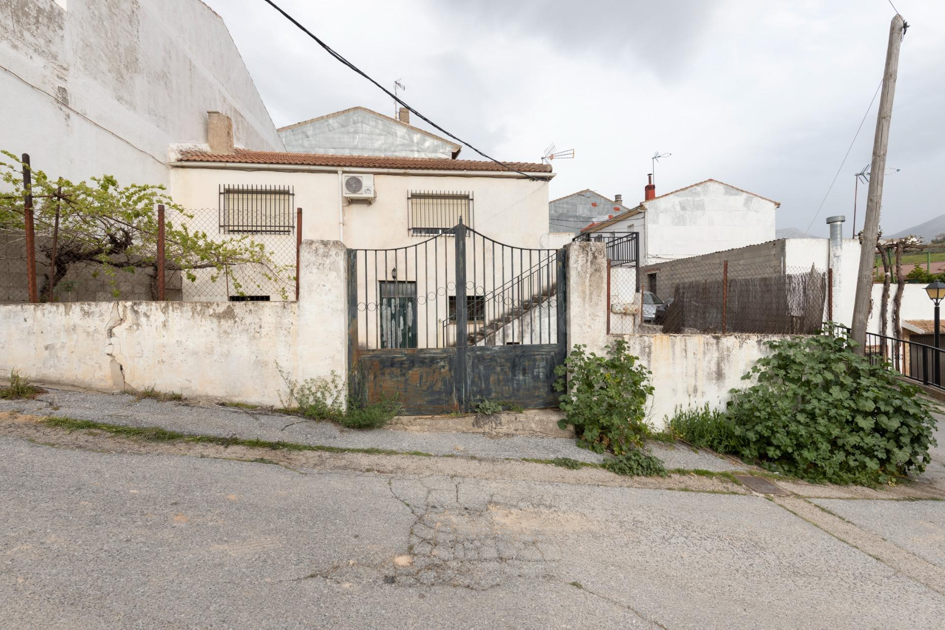 Título: Vivienda amplia con cochera y dos patios en zona cén - foto 3