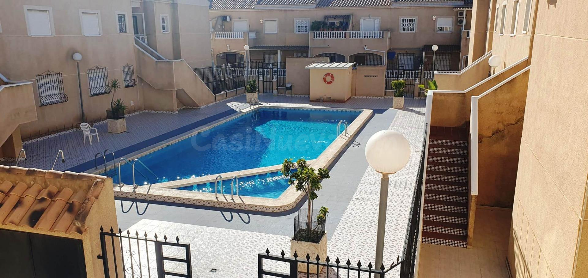 BUNGALOW ALTO EN PUEBLO CENTRO CON PISCINA
