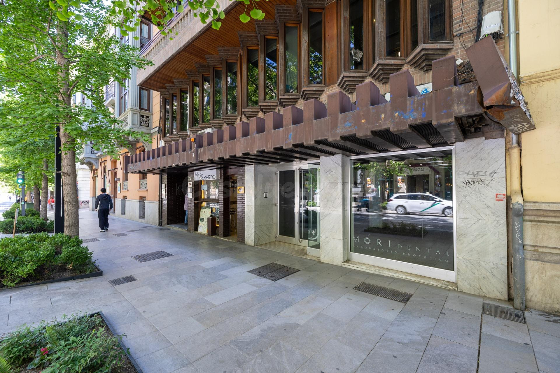 Local comercial con casi 1000 m2 en plena Gran via de Granad