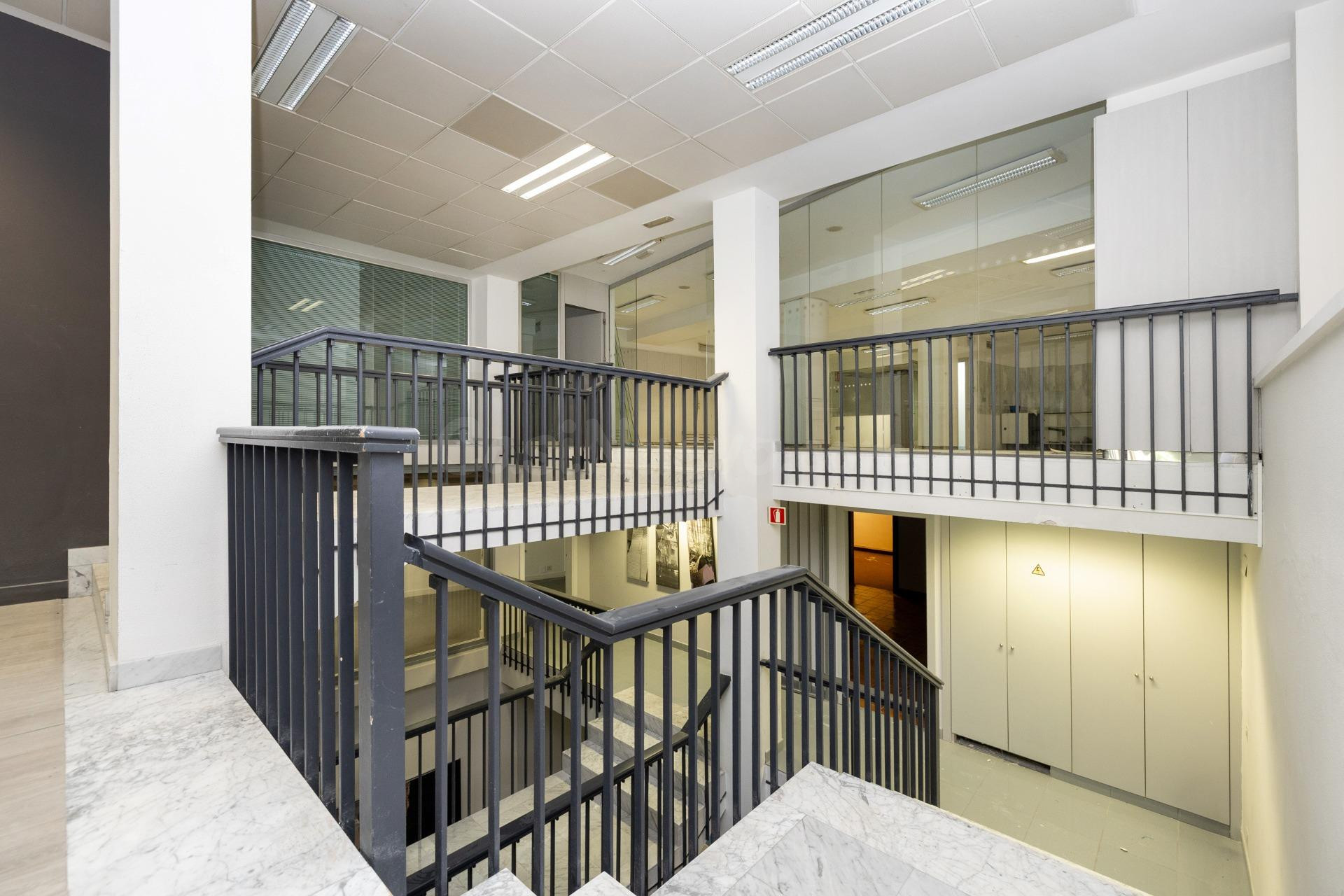 Local comercial con casi 1000 m2 en plena Gran via de Granad - foto 4