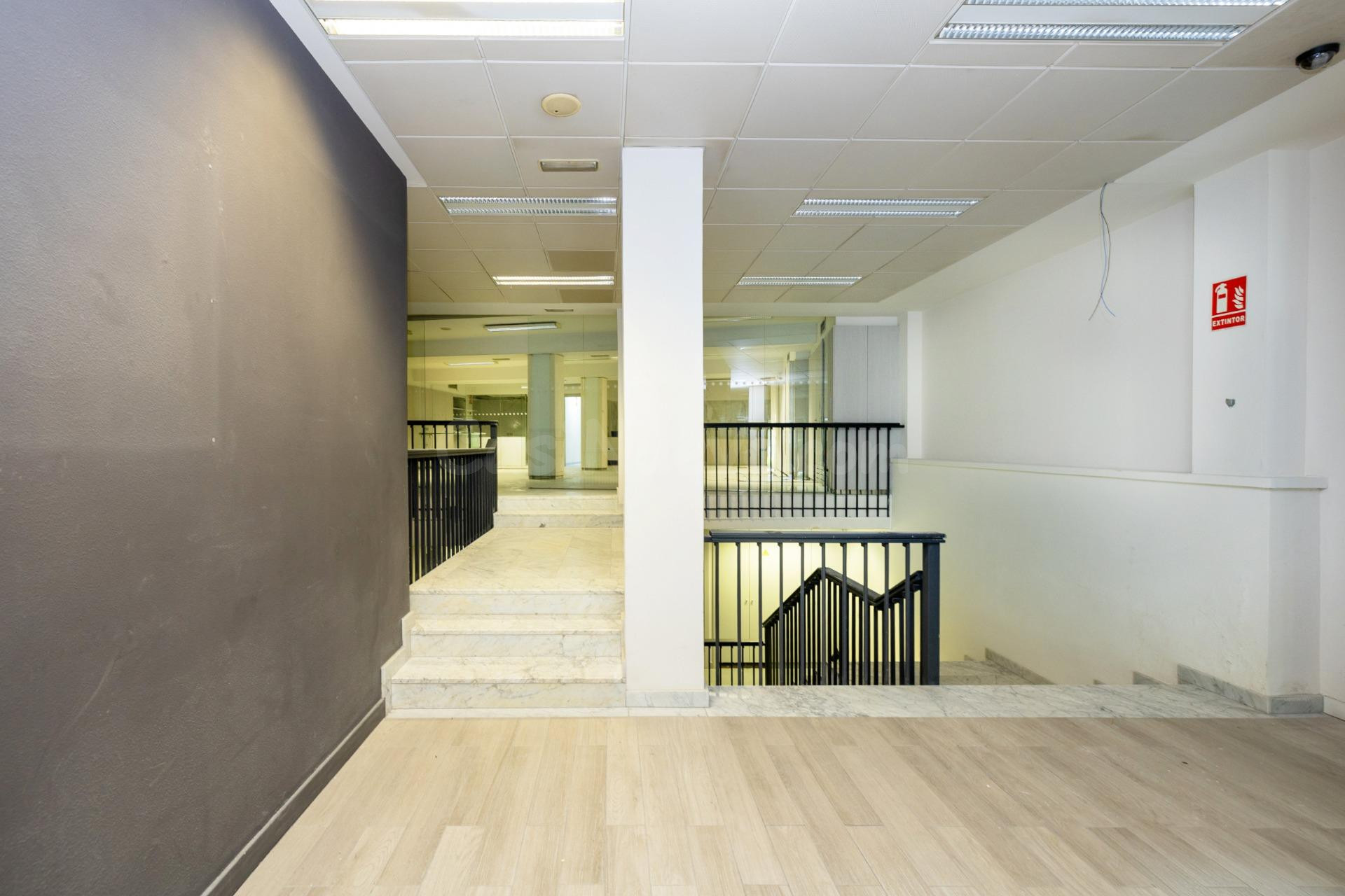 Local comercial con casi 1000 m2 en plena Gran via de Granad - foto 5