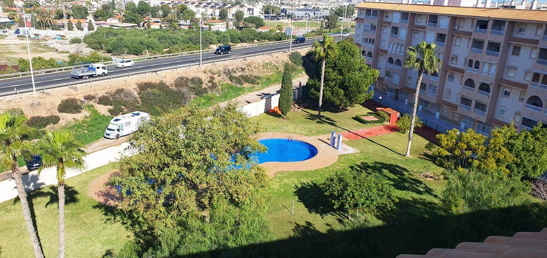 ÁTICO DE 2 DORMITORIOS CON ORIENTACIÓN SURESTE Y PISCINA COMUNITARIA