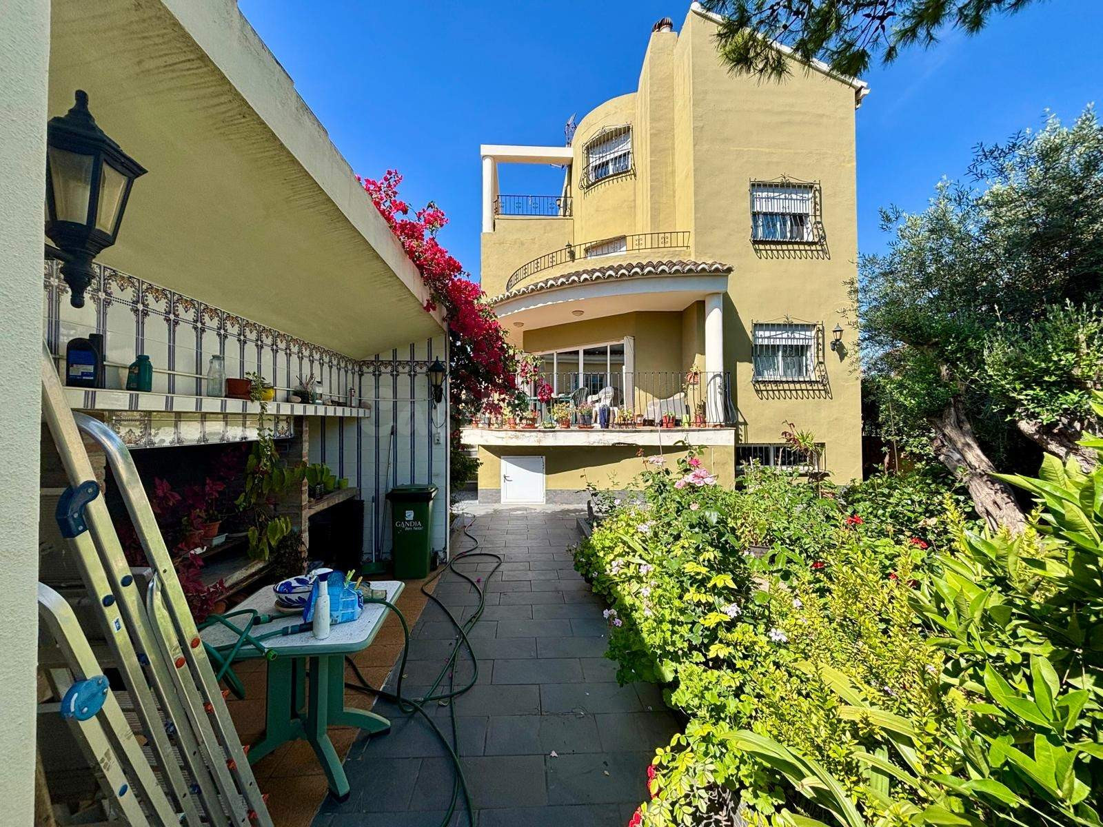 Espectacular Chalet Independiente con Gran Jardín a 10 minut - foto 2