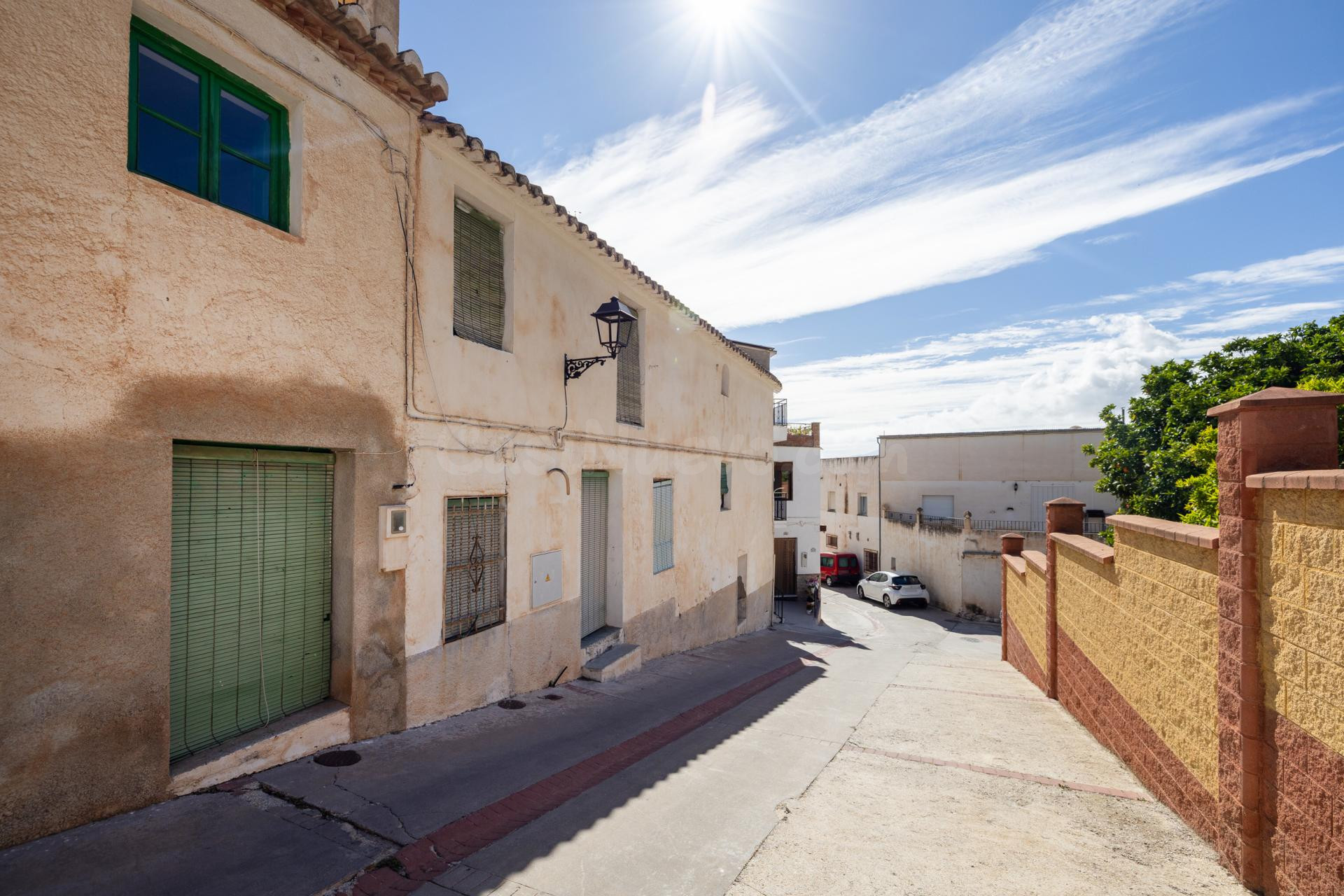 Oportunidad en Pinos del Valle: Doble Fachada, Patio Andaluz - foto 2