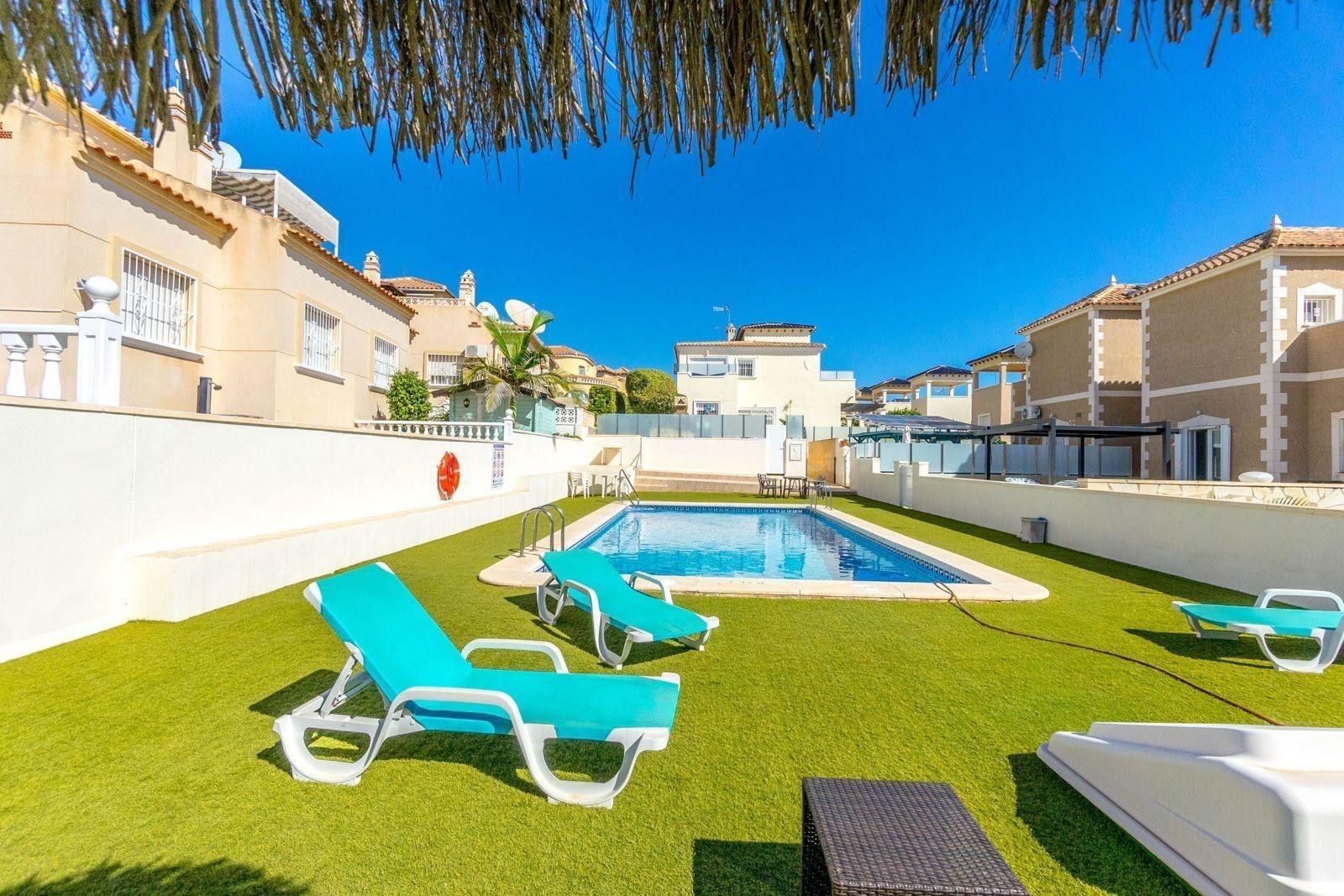 CHALET DE 3 DORMITORIOS CON PISCINA COMUNITARIA