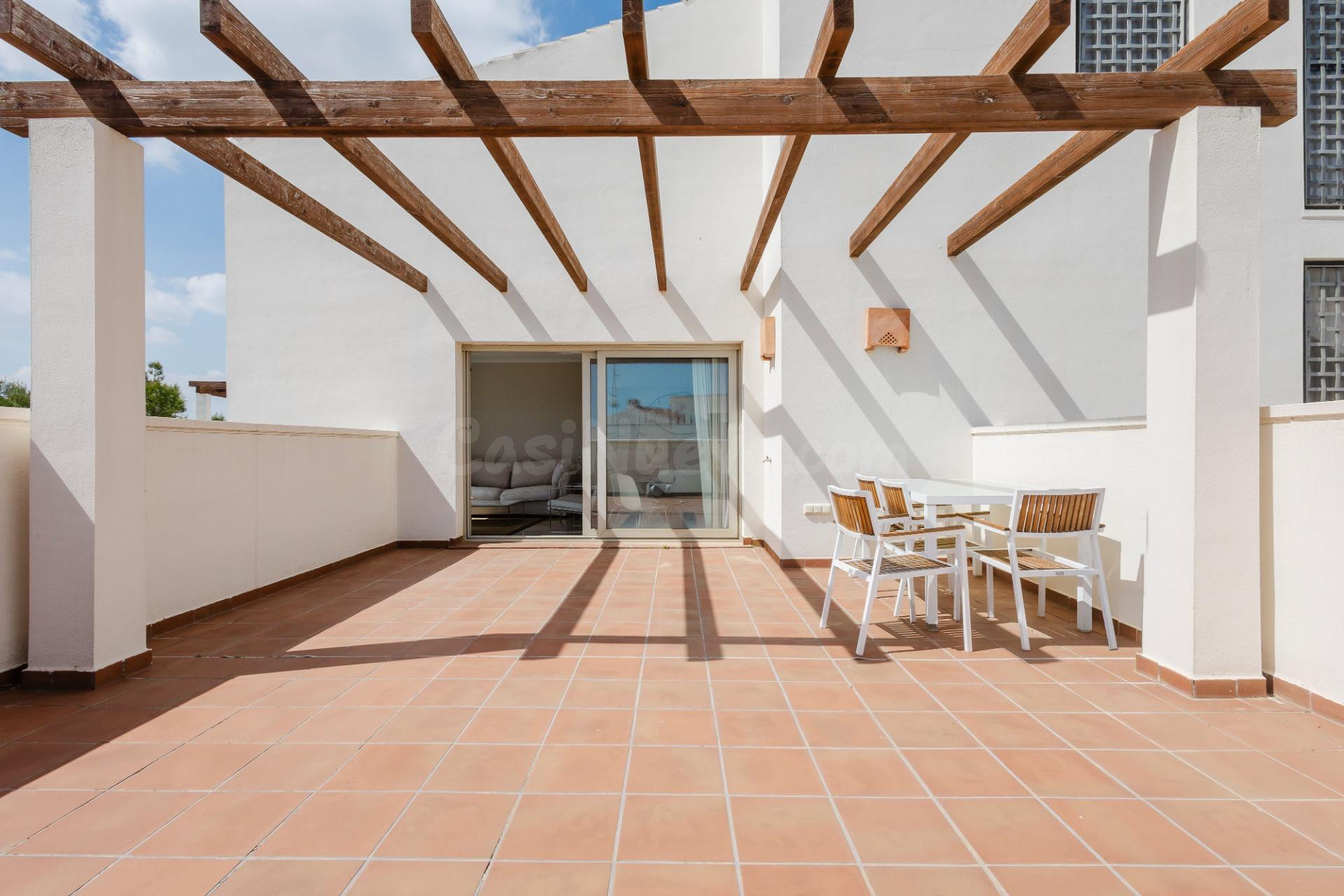 ESPECTACULAR ÁTICO CON VISTA DESPEJADA Y PISCINA COMUNITARIA - foto 3