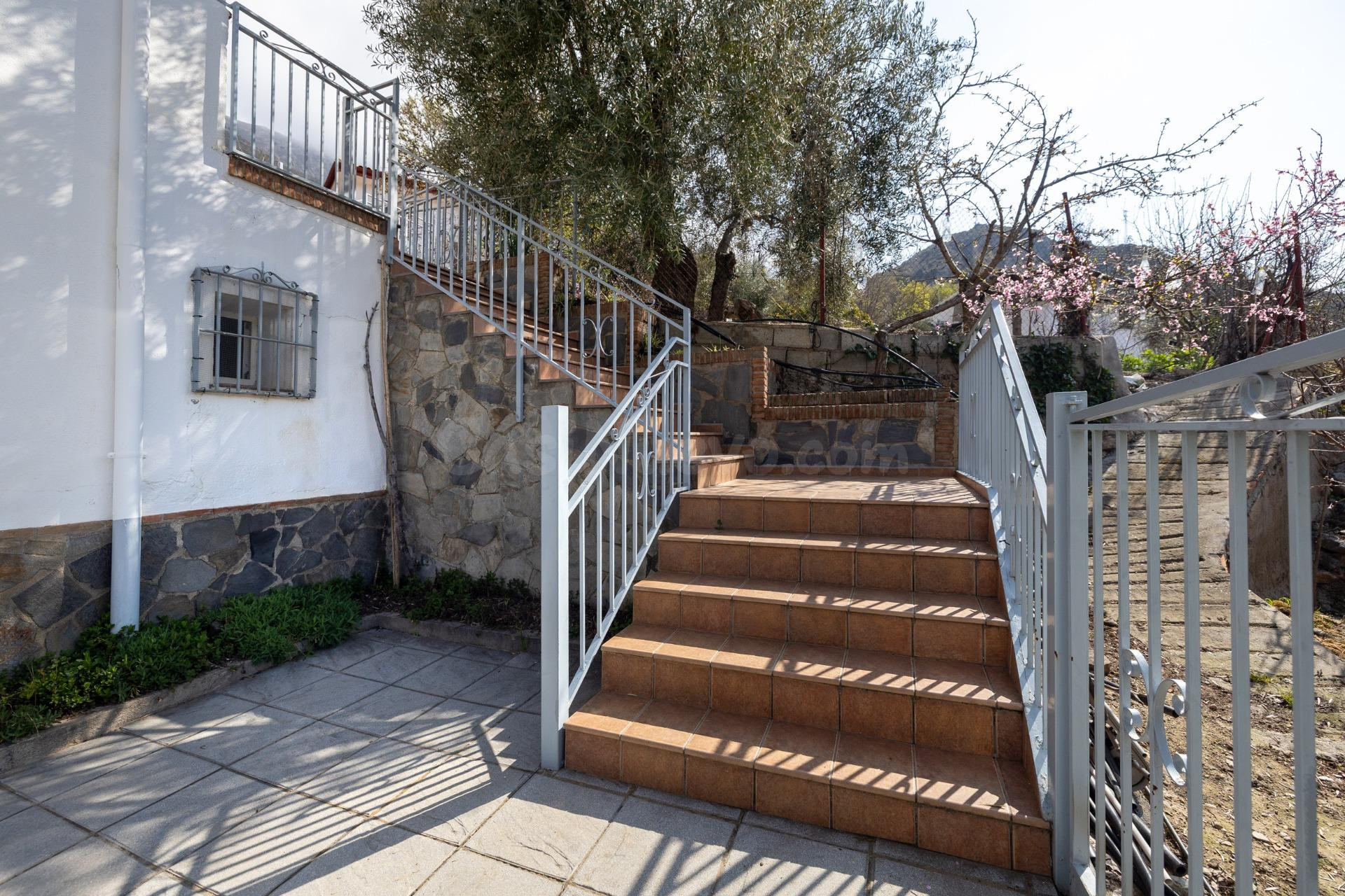 FINCA  URBANA ÚNICA CON DOS VIVIENDAS EN GÜÉJAR SIERRA - foto 5