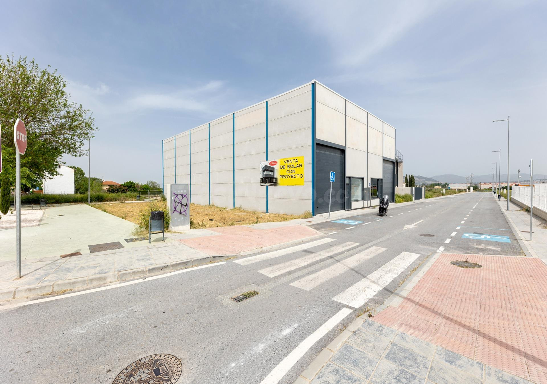Solar industrial en esquina con máxima visibilidad + proyect