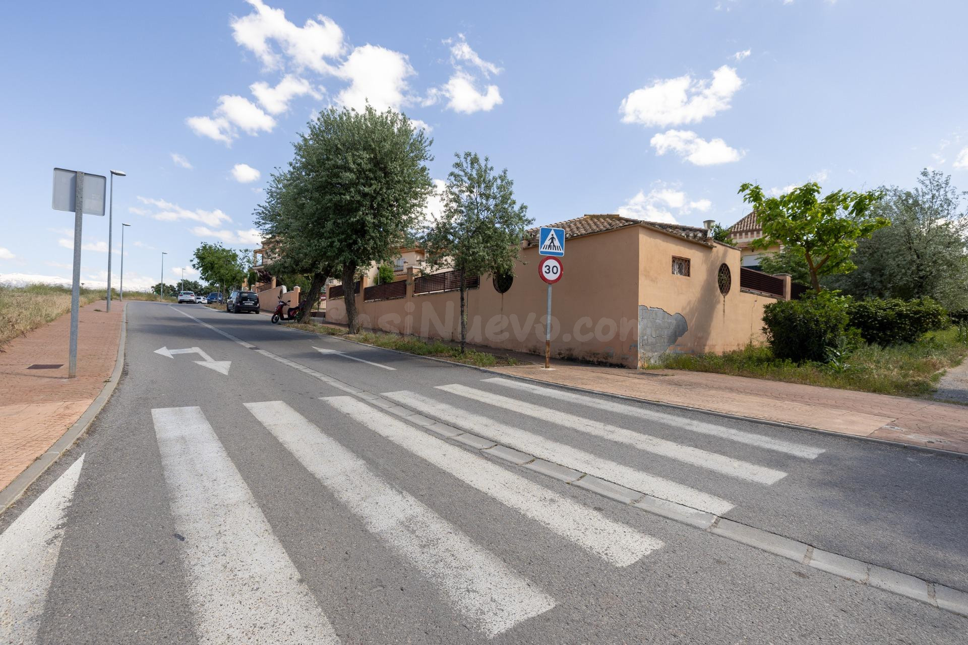 Ponemos a la venta esta preciosa casa en Urbanizacion cerrad - foto 2
