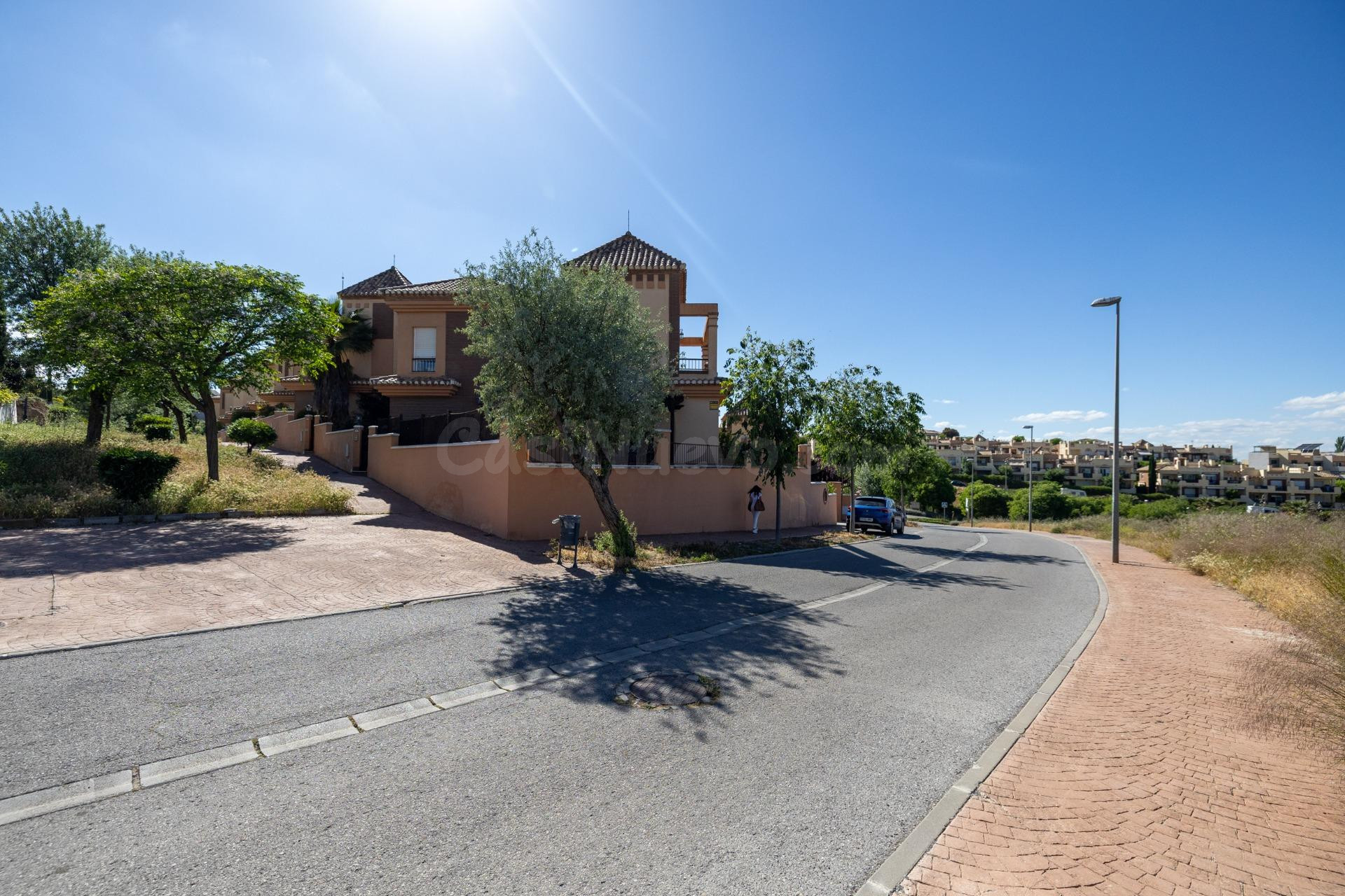 Ponemos a la venta esta preciosa casa en Urbanizacion cerrad - foto 4