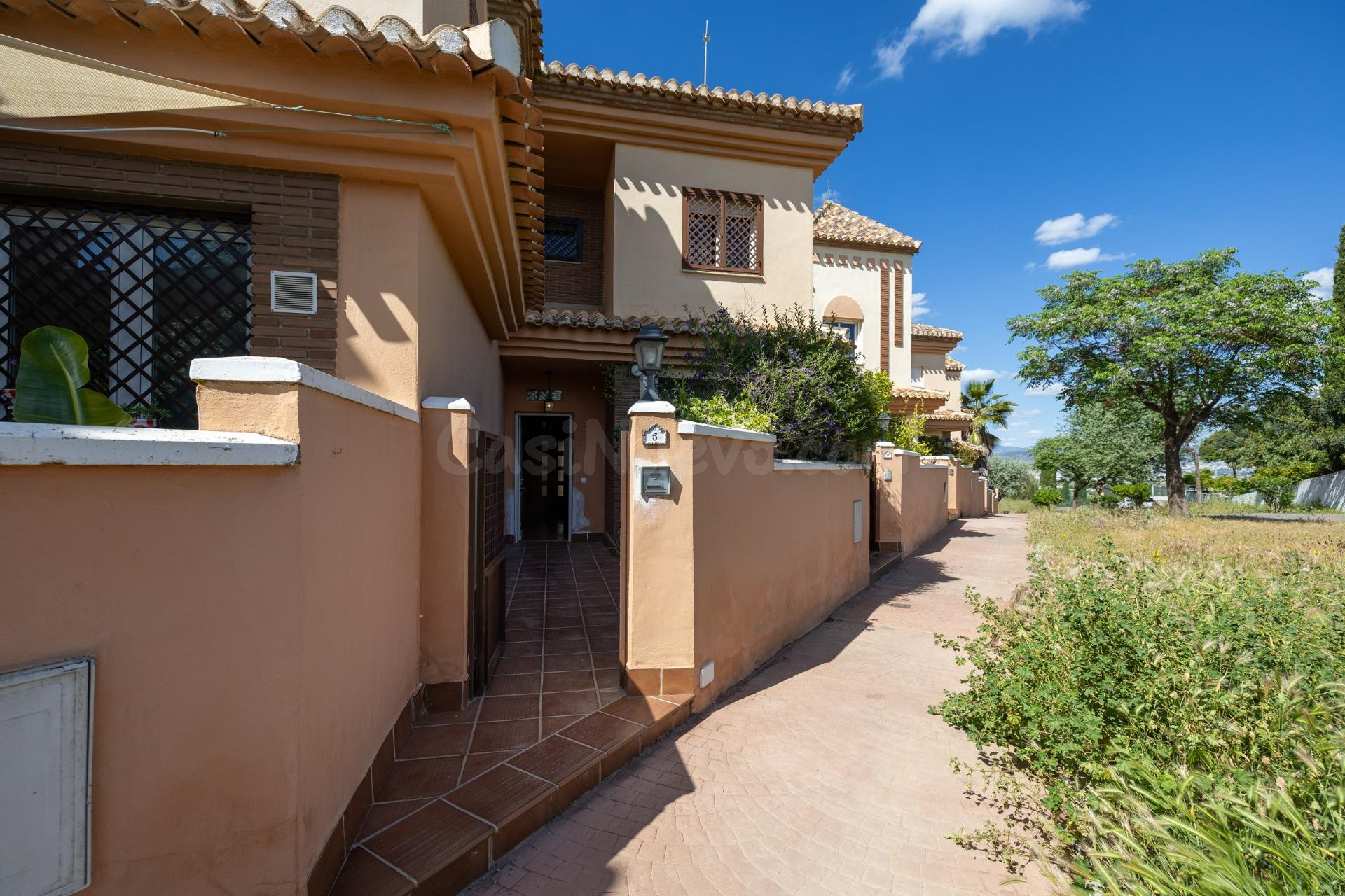 Ponemos a la venta esta preciosa casa en Urbanizacion cerrad - foto 5