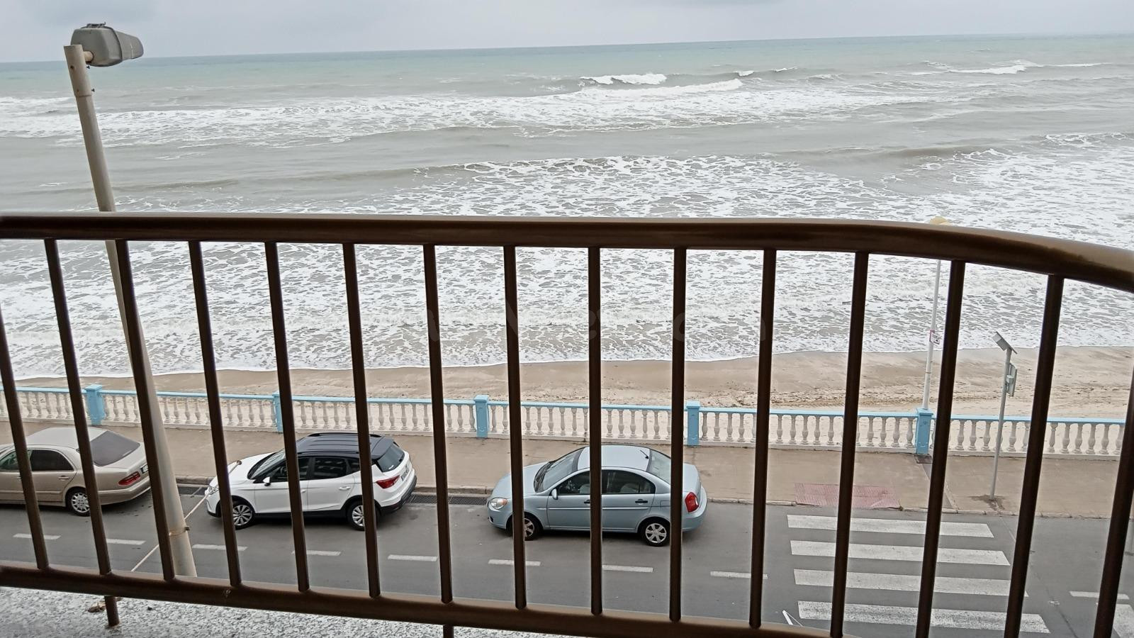 PISO EN PRIMERA LÍNEA DE PLAYA Y CON GARAJE CERRADO INCLUIDO