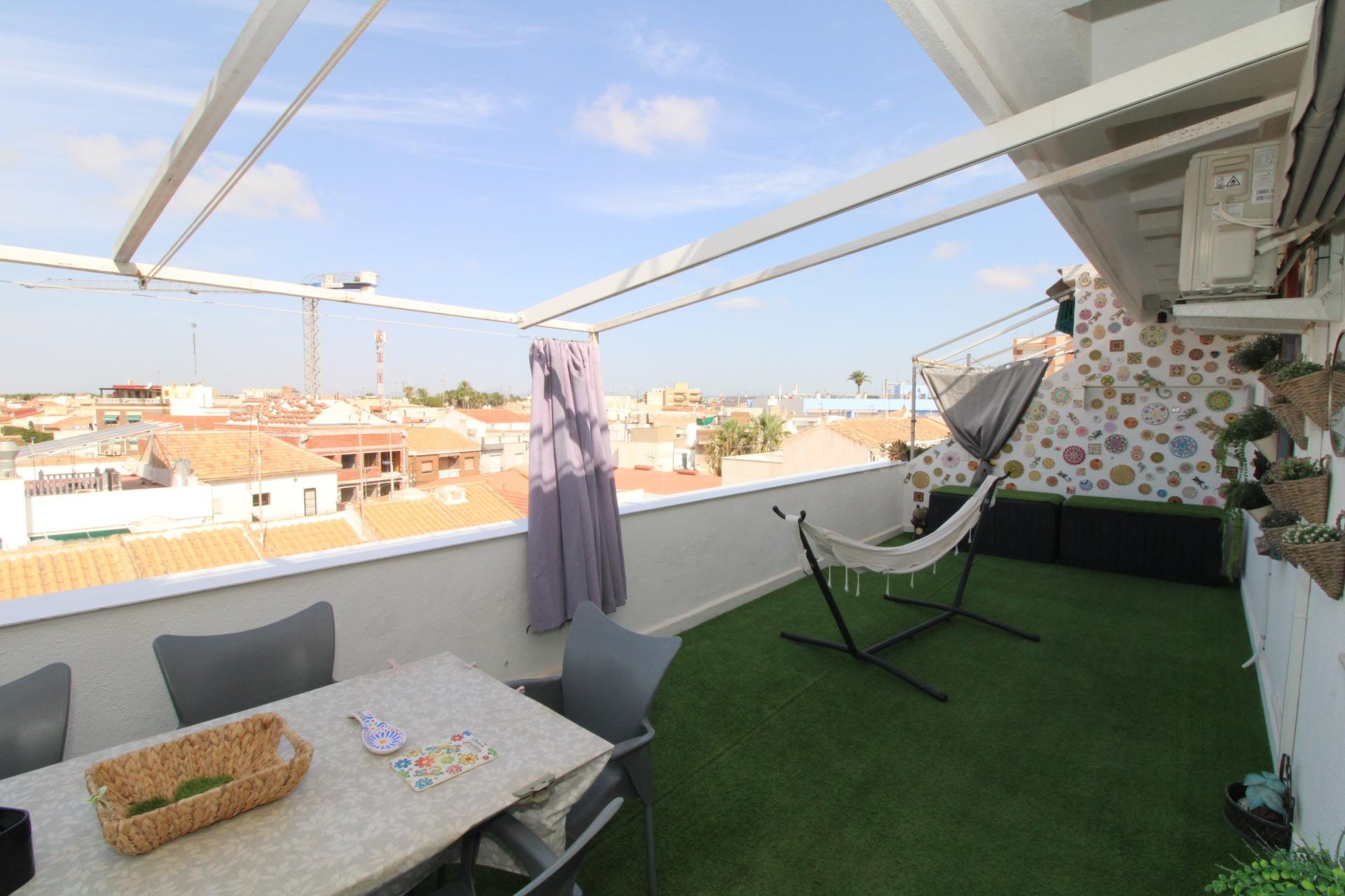 Ático reformado con terraza de 50 m2 - foto 3