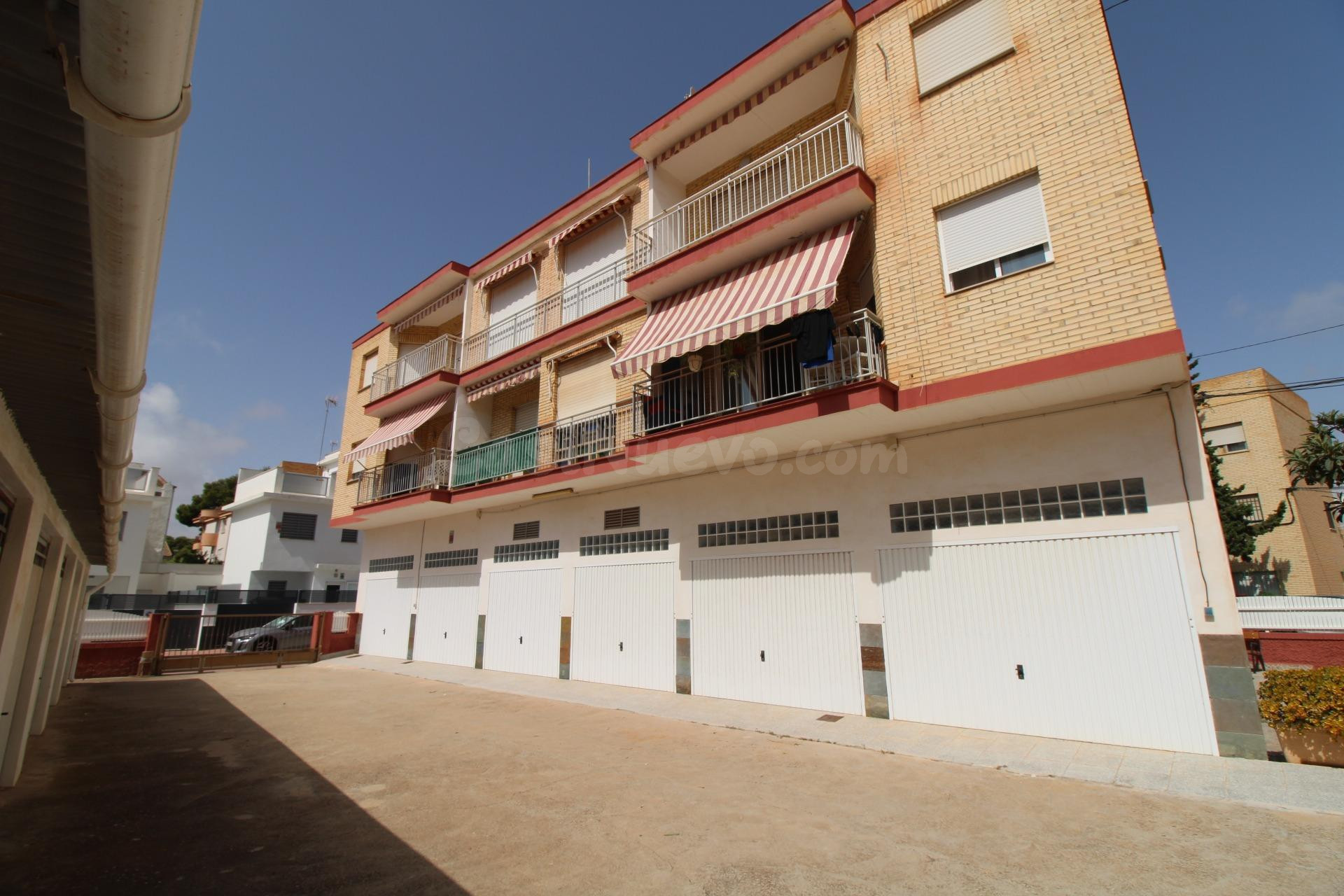 APARTAMENTO CON GARAJE CERRADO